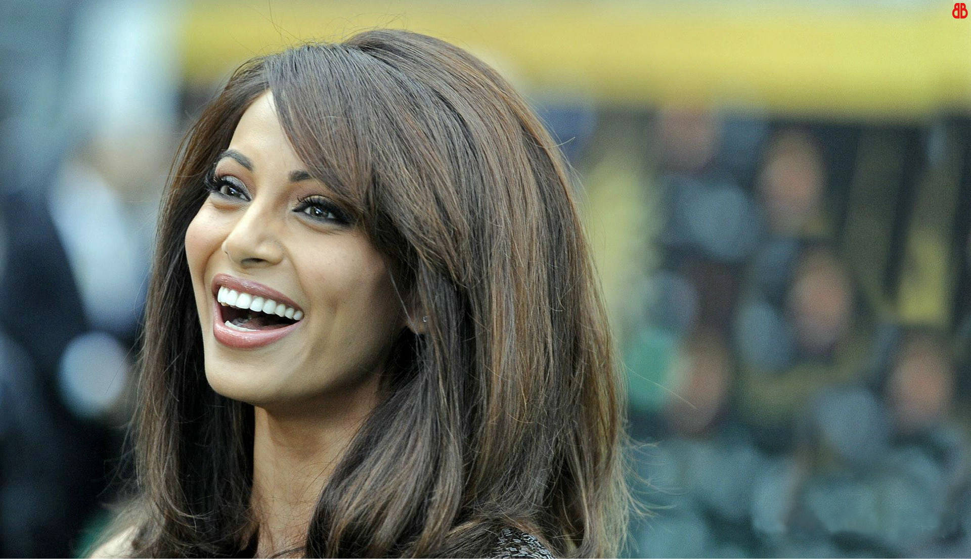 Bipasha Basu, stadium crowd, long brown hair, Full HD Desktop Wallpaper