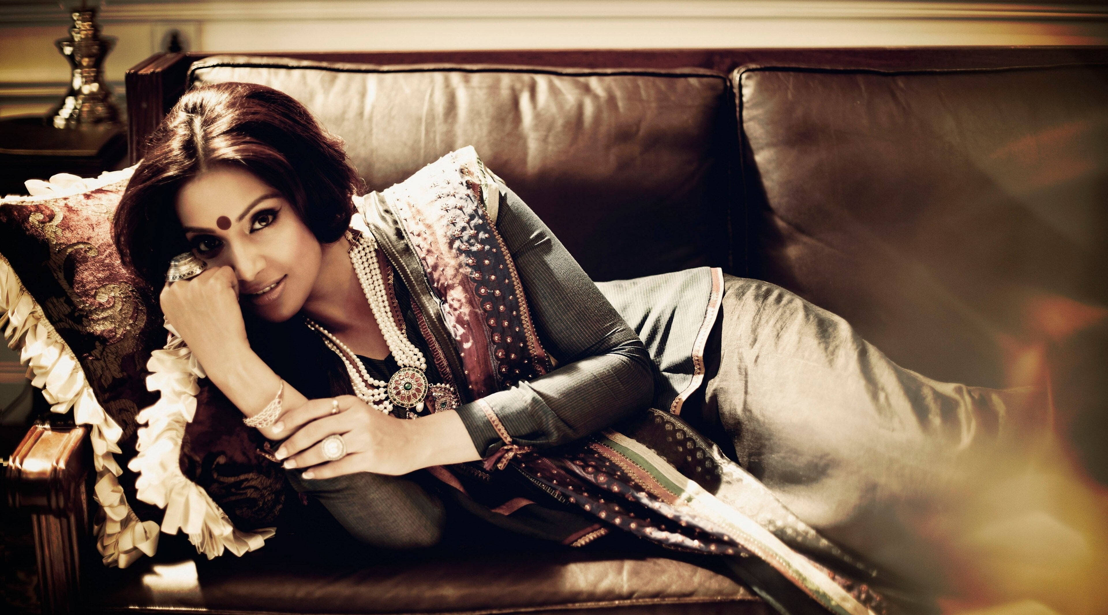 Bipasha Basu, bindi, traditional attire, 4K Desktop Wallpaper