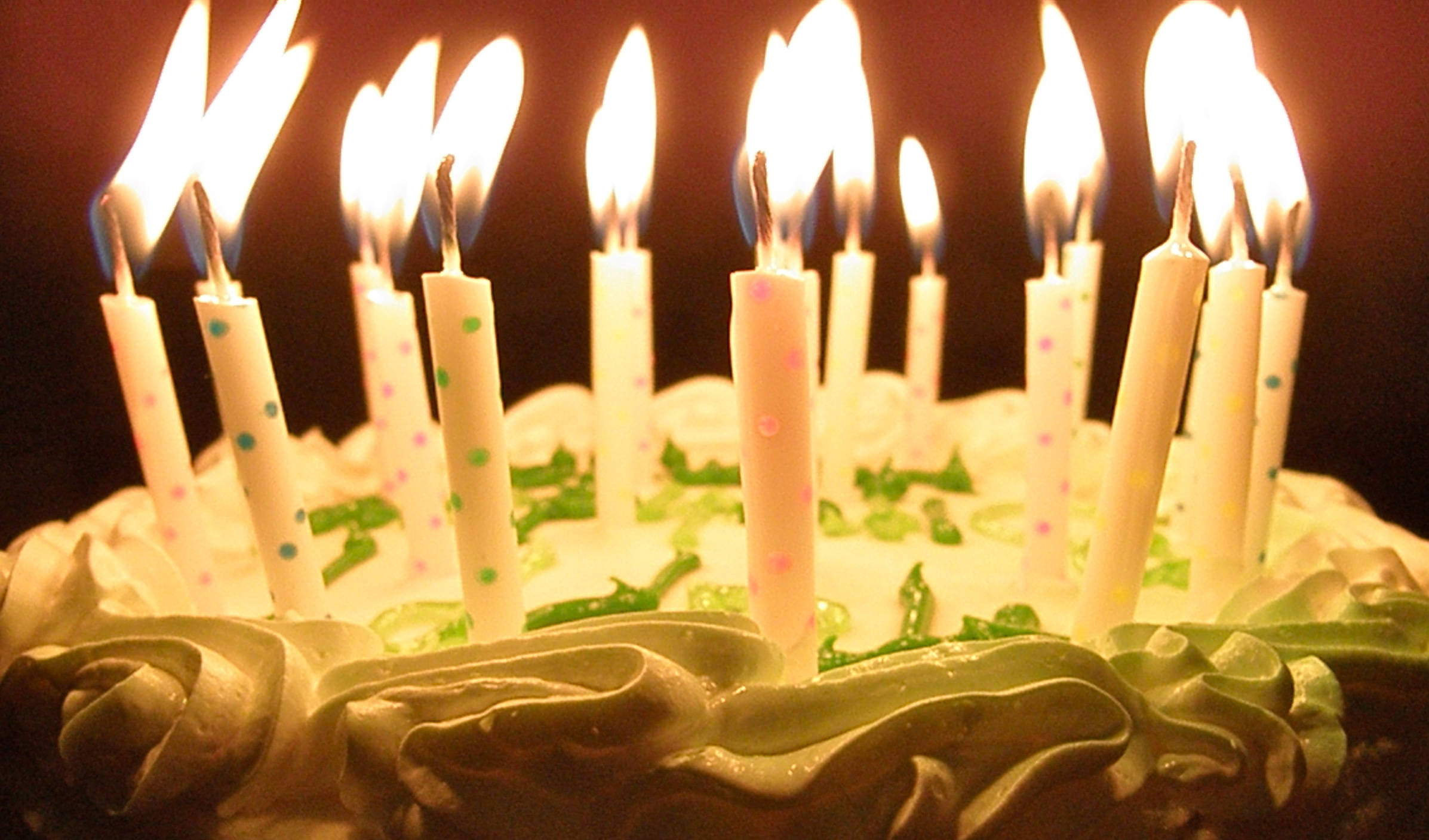 green white birthday cake candles, birthday cake, lit candles, Full HD Desktop Wallpaper
