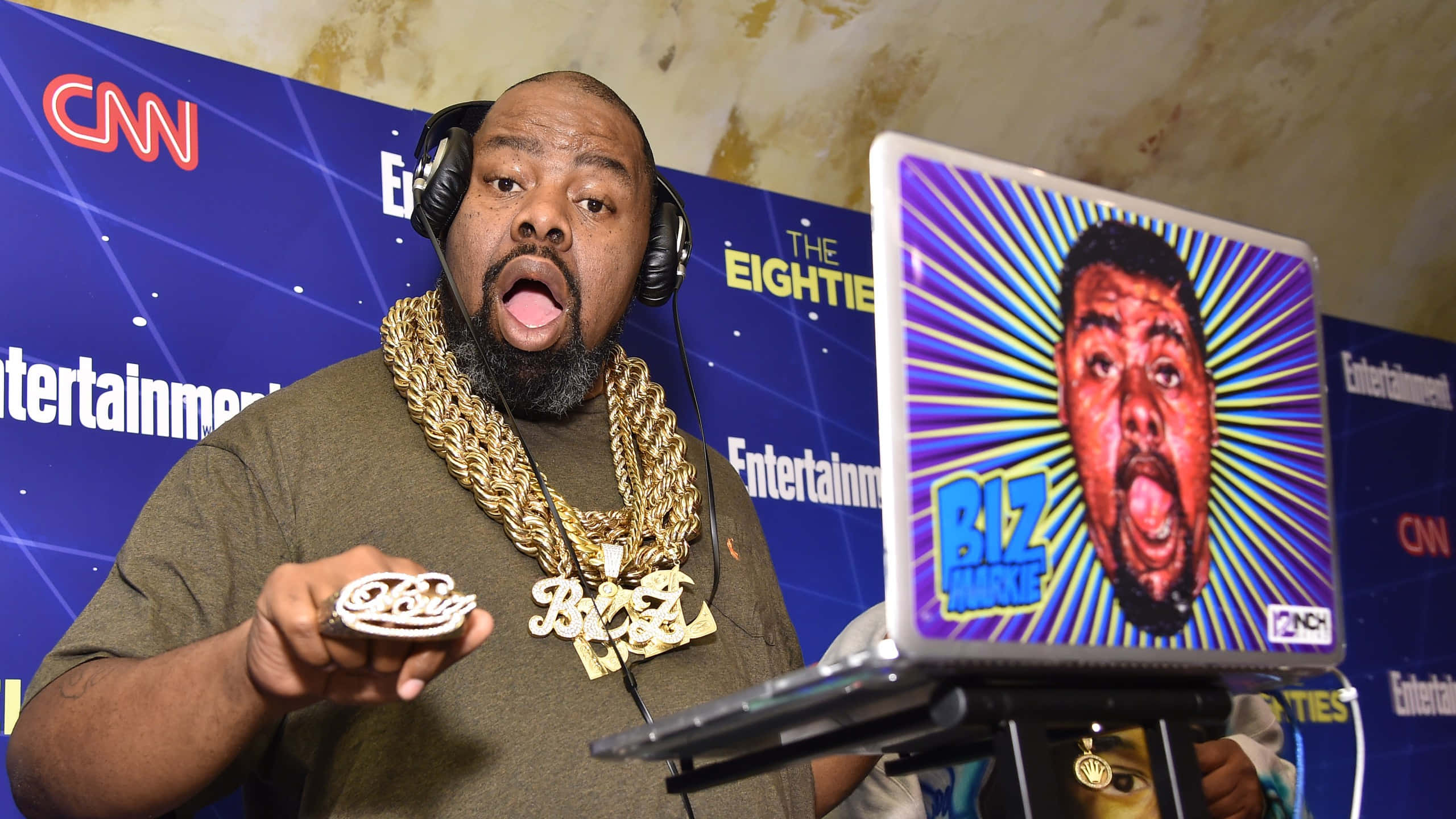 Biz Markie, gold chain, headphones, 2K Desktop Wallpaper
