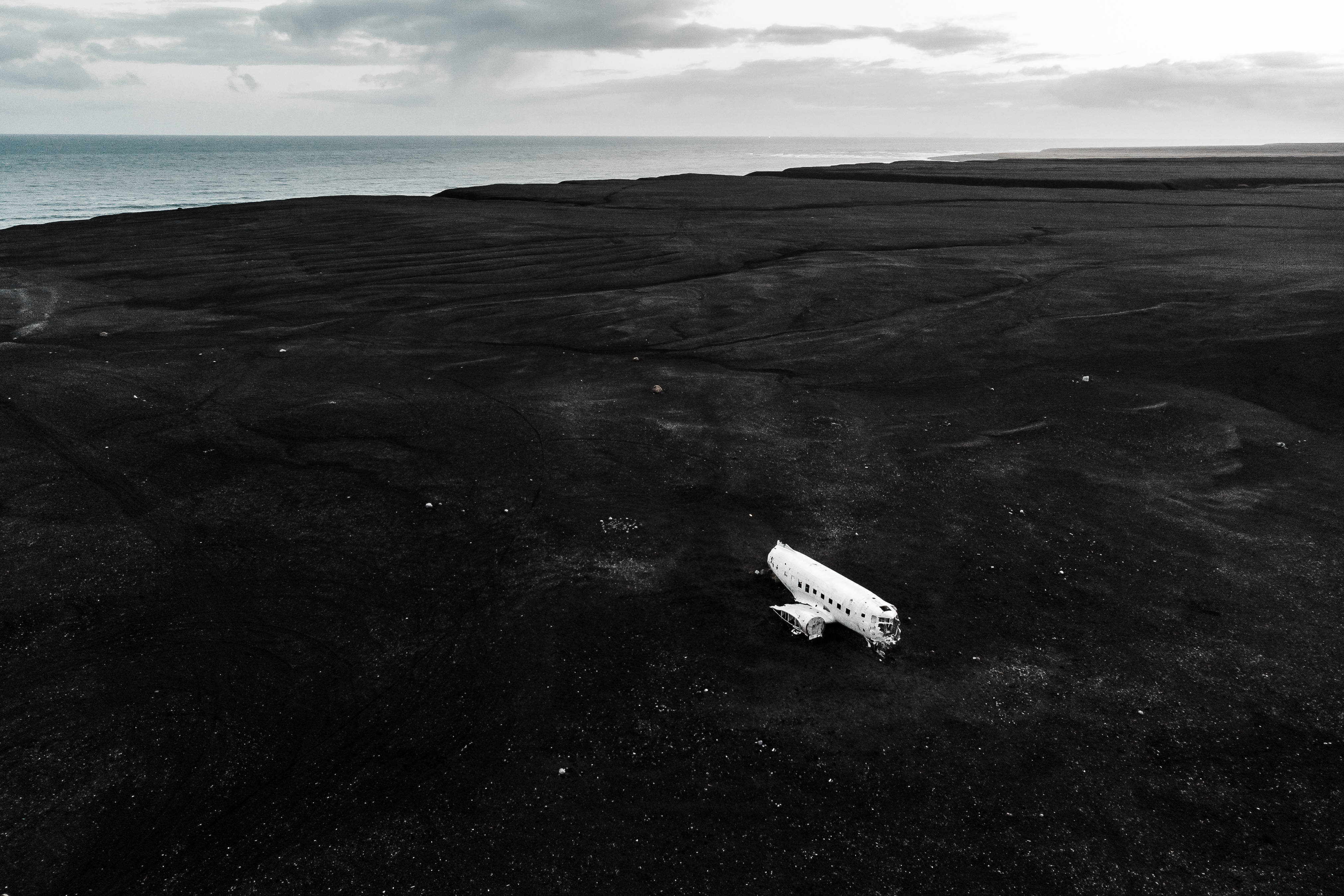 black aesthetic, plane wreck, seashore, 4K Desktop Wallpaper
