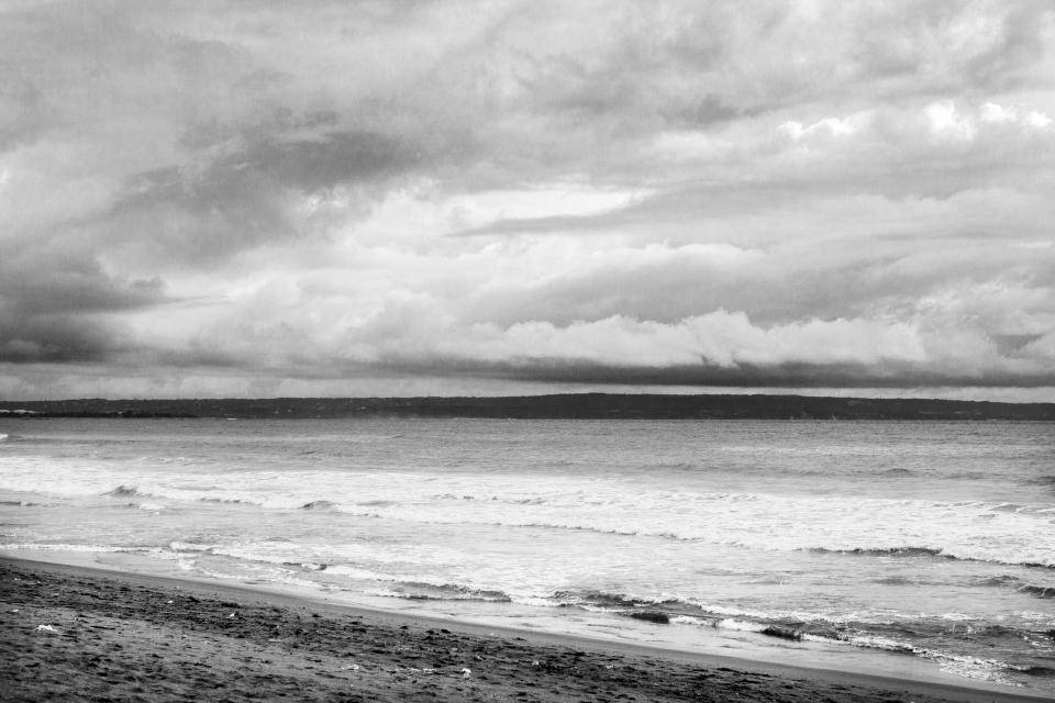 black and grey iPhone, moody black and white beach scene, crashing waves, SD Desktop Wallpaper
