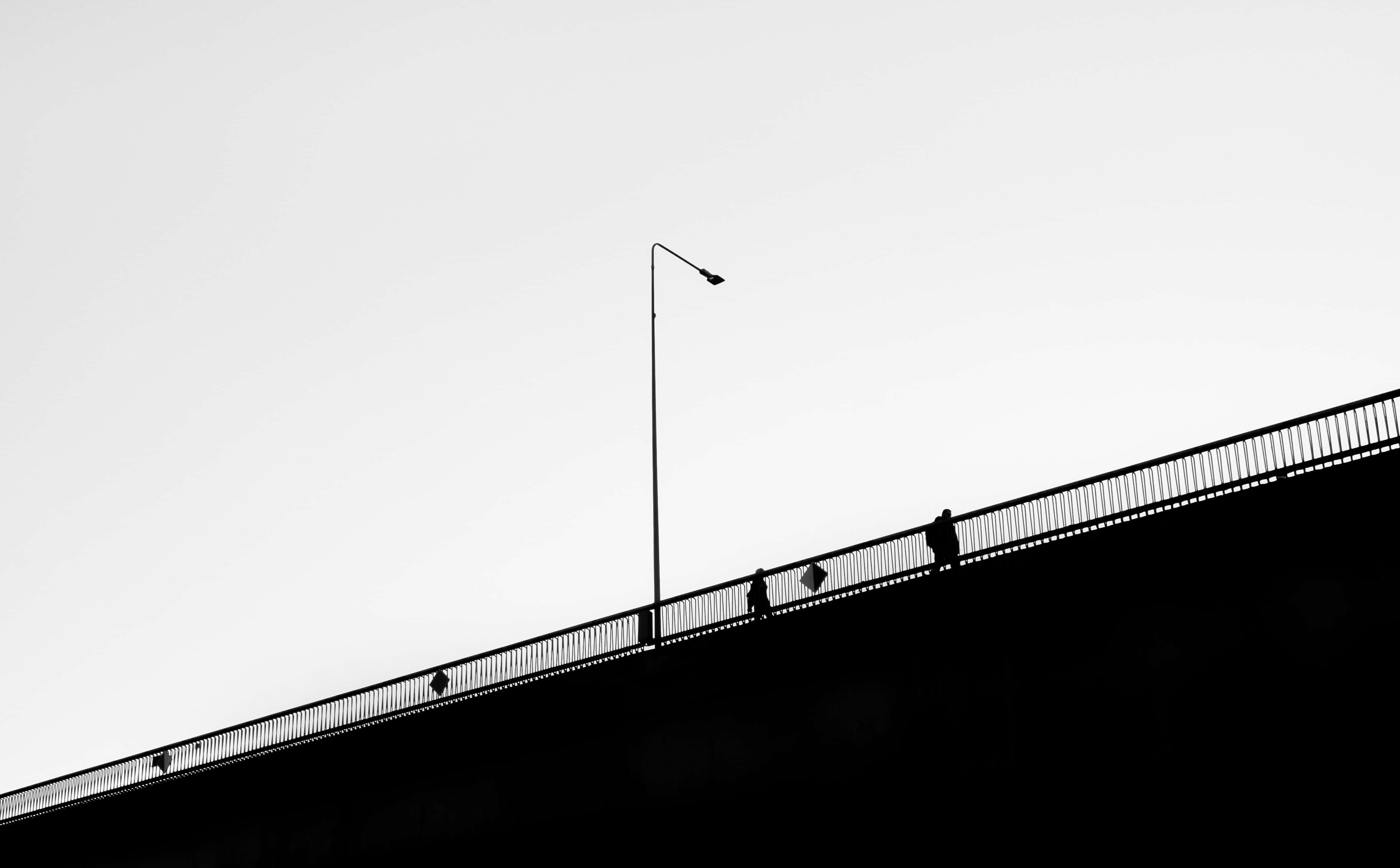 silhouetted pedestrians, bridge railing, stark streetlamp, 4K Desktop Wallpaper
