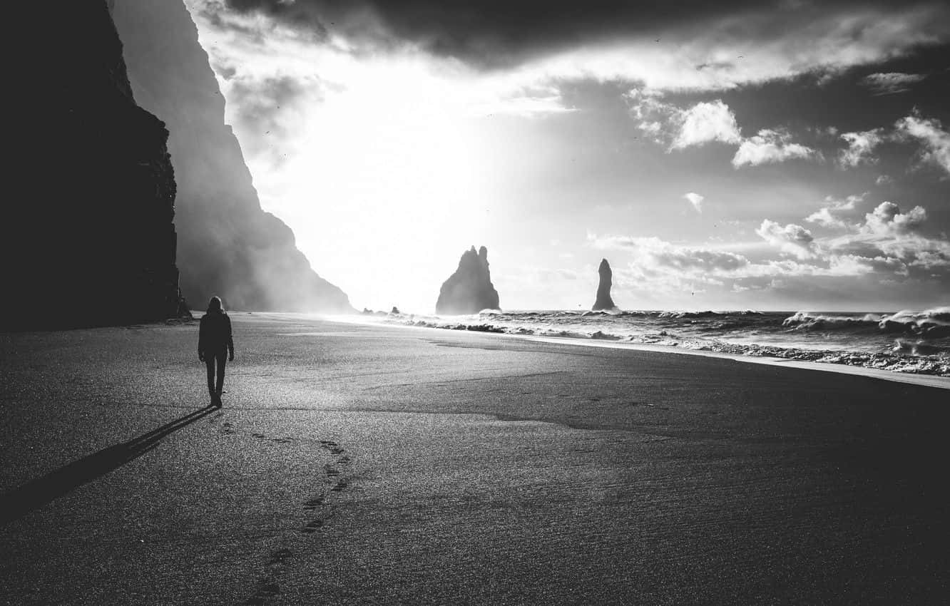 Black And White Beach, lone figure, dramatic black and white beach, HD Desktop Wallpaper