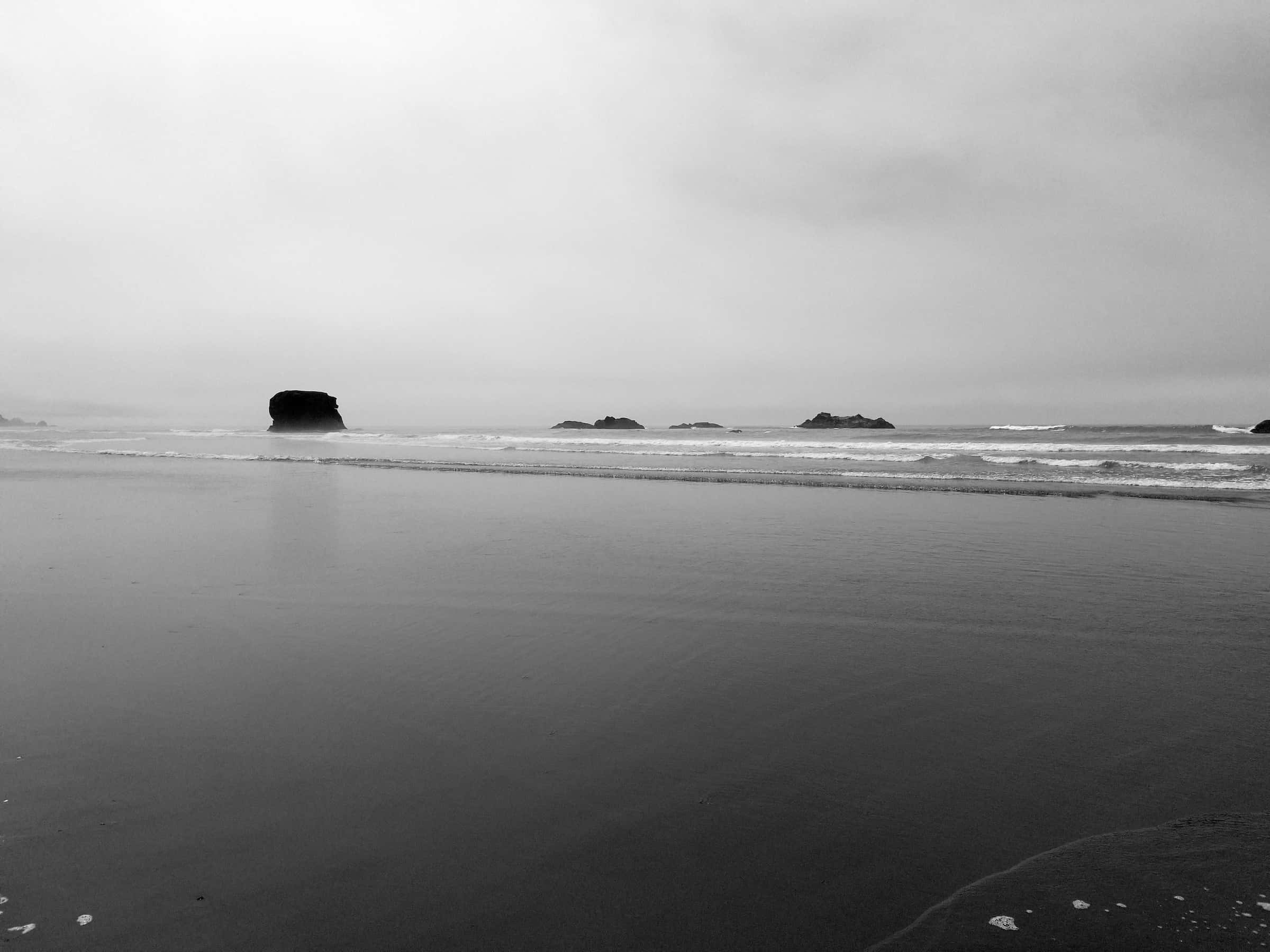 Black And White Beach, monochrome beach scene, misty ocean waves, Full HD Desktop Wallpaper