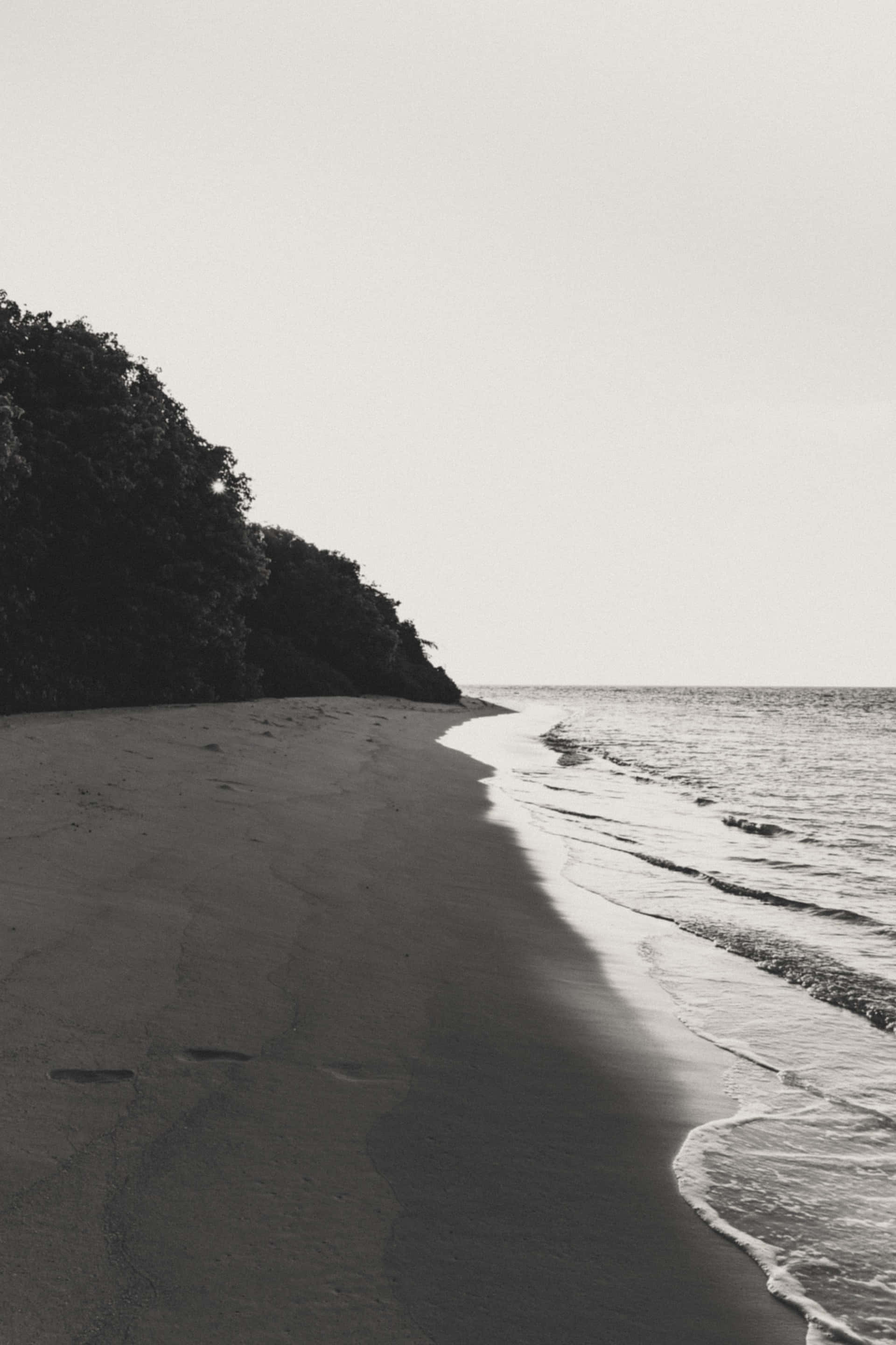 Black And White Beach, beach, gentle waves, 2K Phone Wallpaper