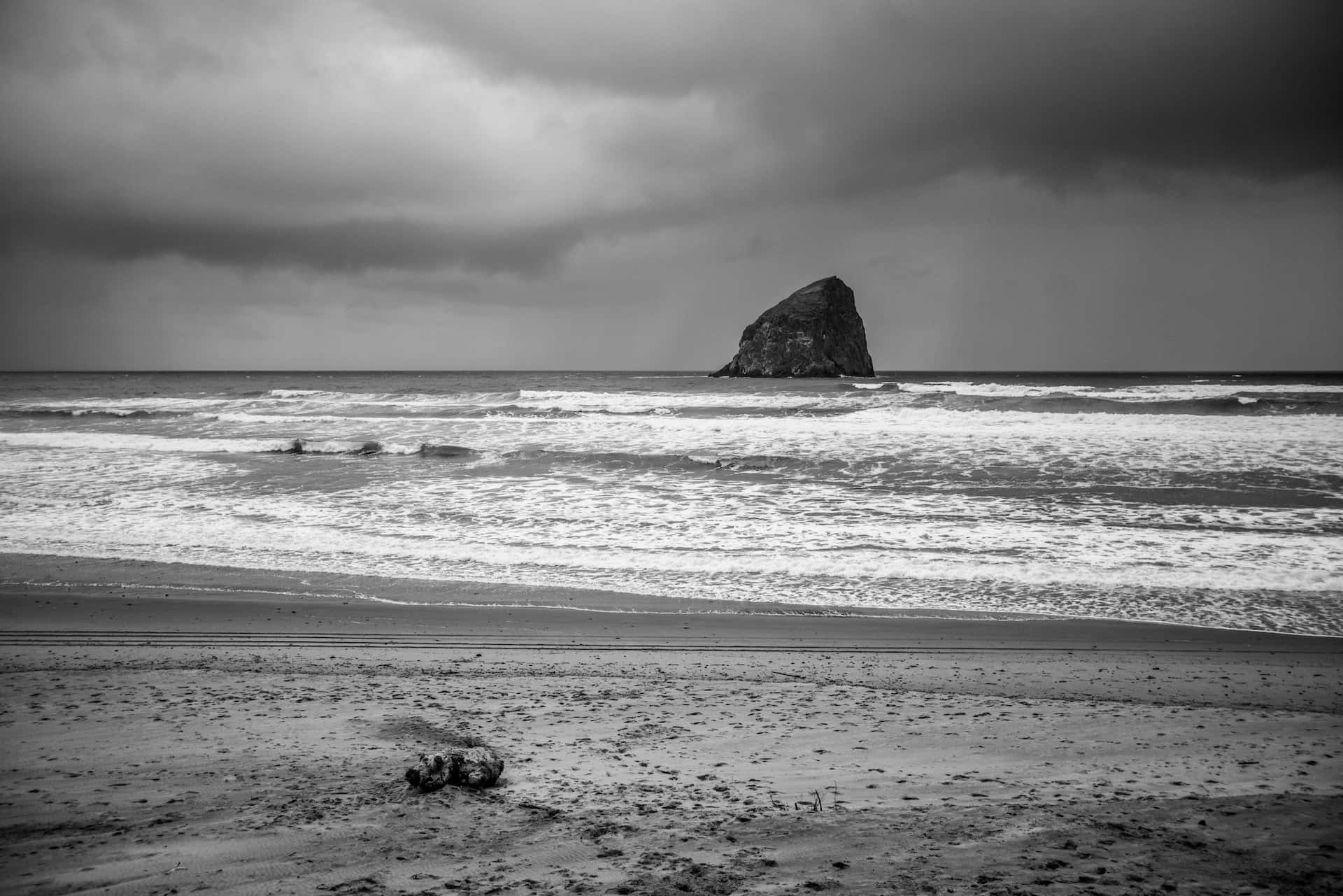 Black And White Beach, sea stack, turbulent waters, Full HD Desktop Wallpaper