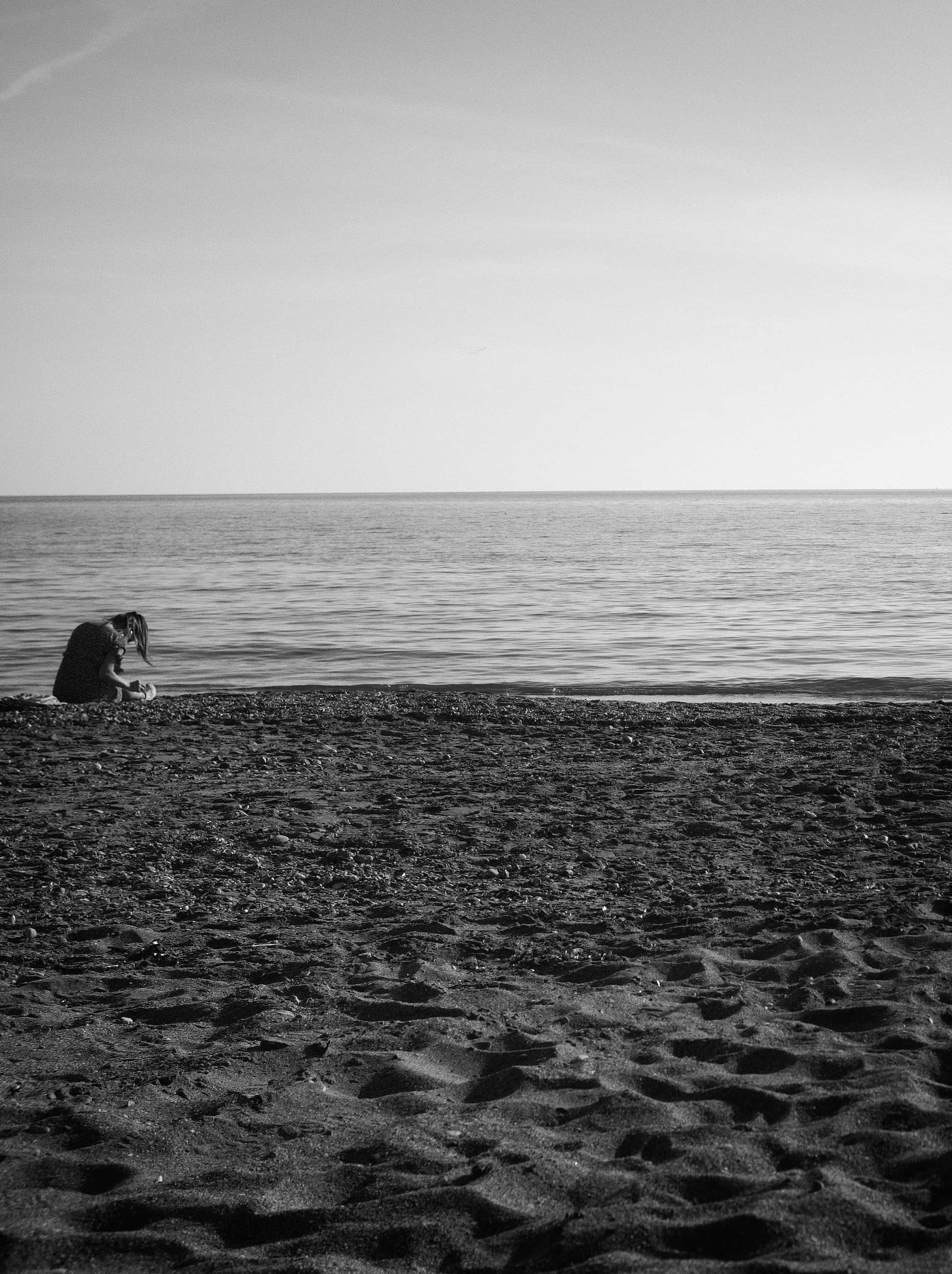Black And White Beach, textured beach, calm horizon, 2K Phone Wallpaper
