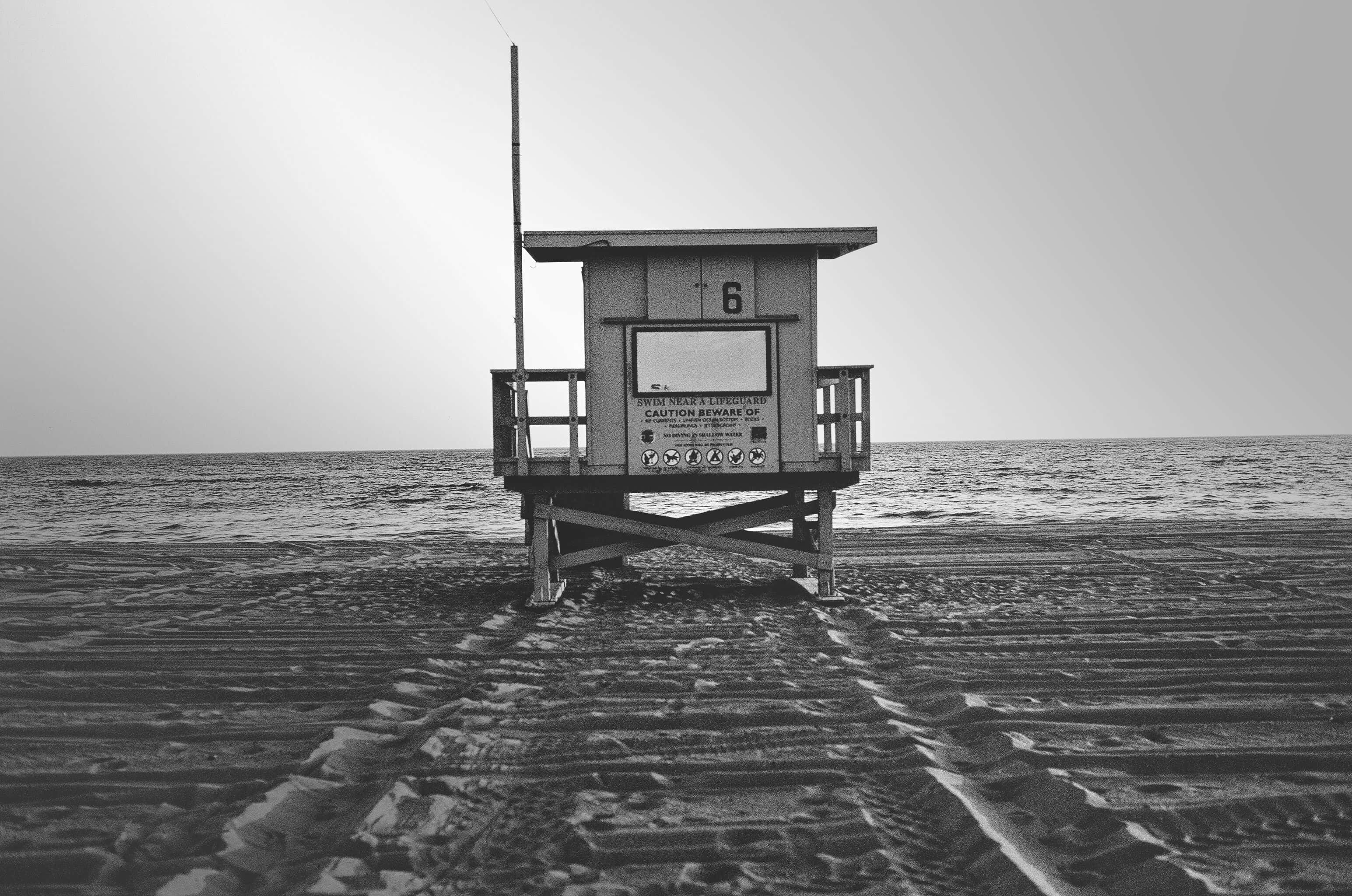 black and white beach, lifeguard tower, textured sand, 2K Desktop Wallpaper