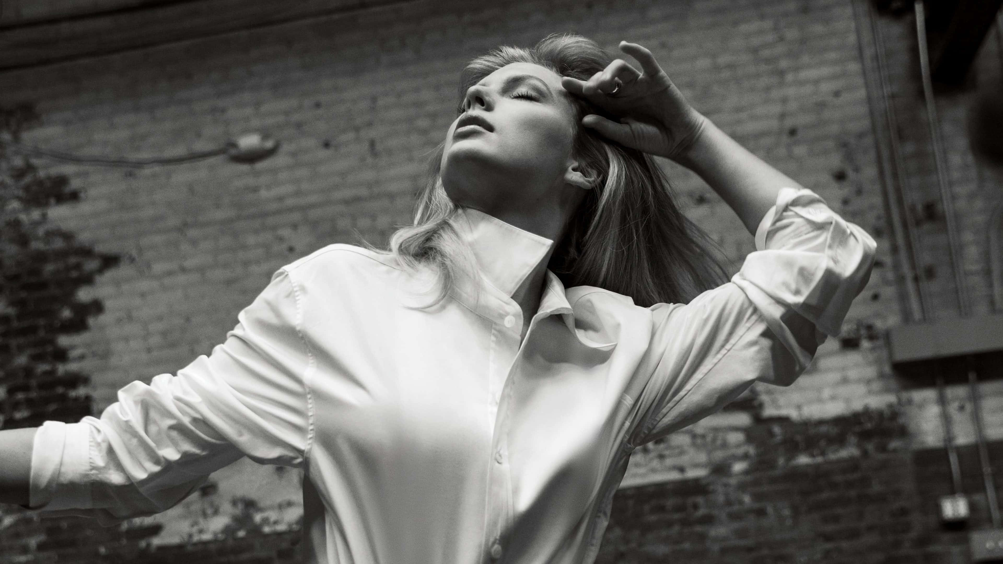 Black and White Celebrity, white shirt, brick wall, 4K Desktop Wallpaper
