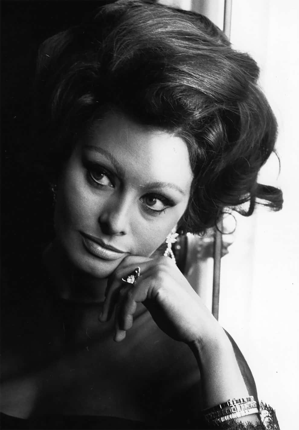 Black And White Celebrity, glamorous woman, voluminous hair, HD Phone Wallpaper