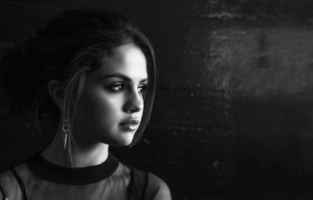 black and white portrait, woman in profile, soft lighting, HD Desktop Wallpaper