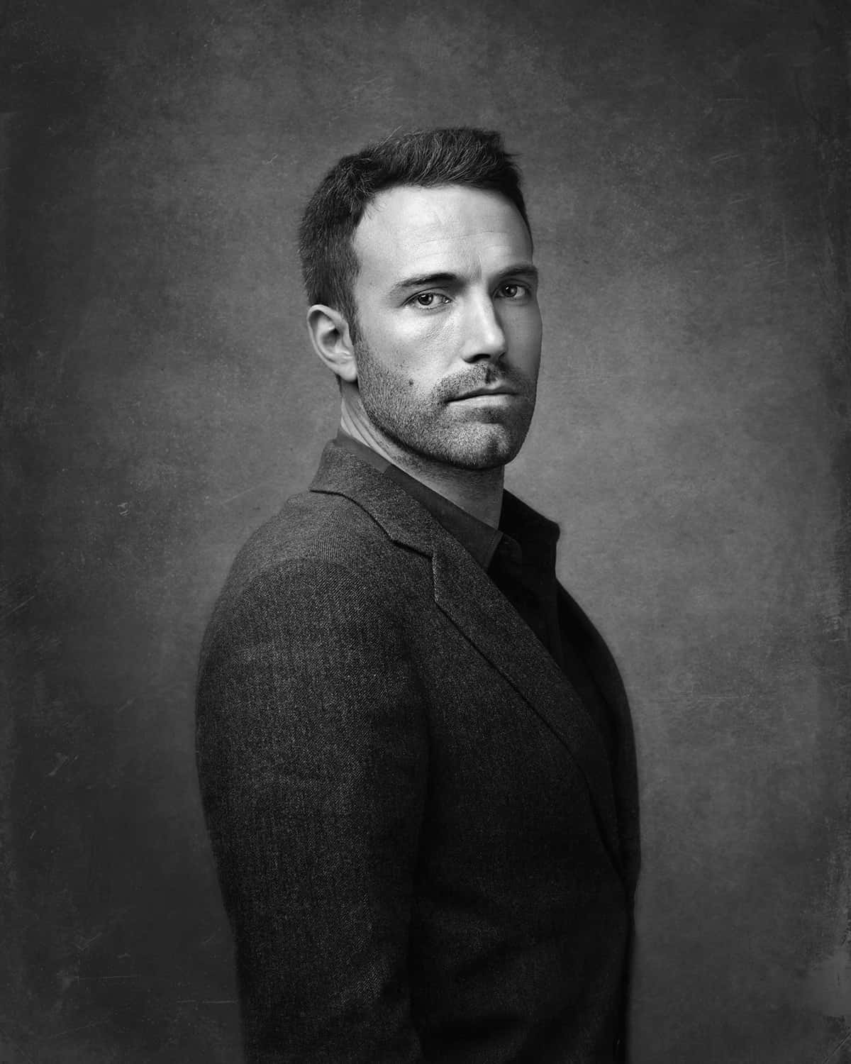 black and white portrait, man in a textured suit, looking over his shoulder, HD Phone Wallpaper