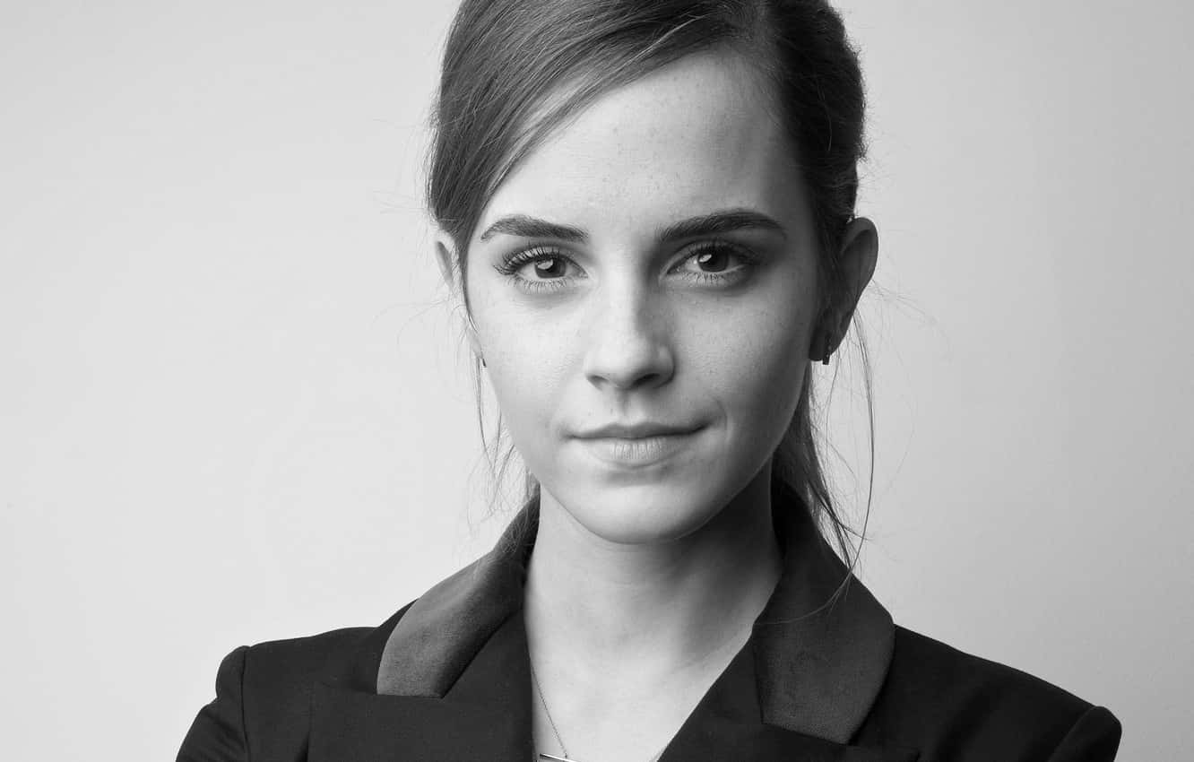 black and white portrait, young woman, subtle smile, HD Desktop Wallpaper