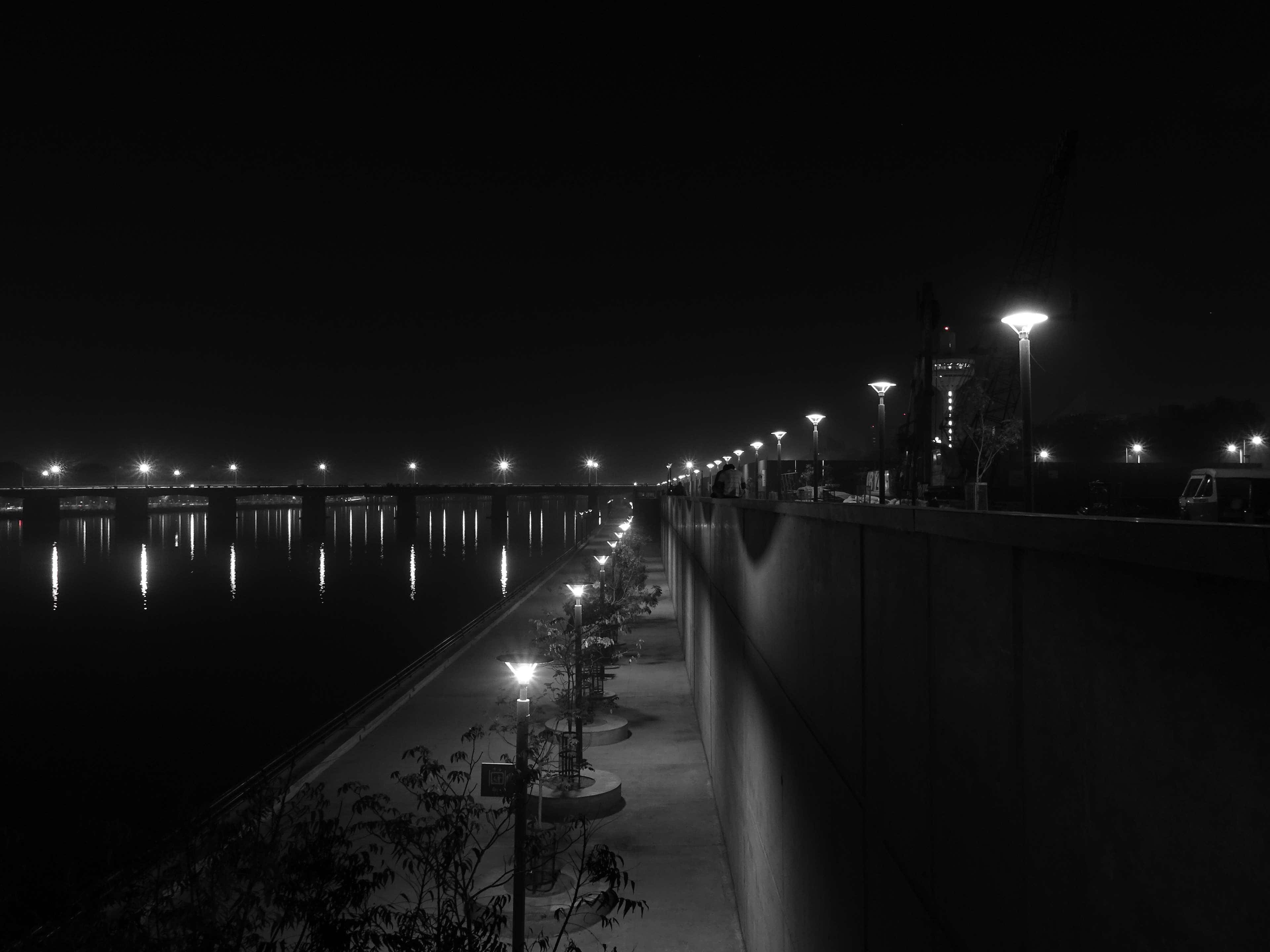 Black And White City, night, riverbank walkway, 4K Desktop Wallpaper