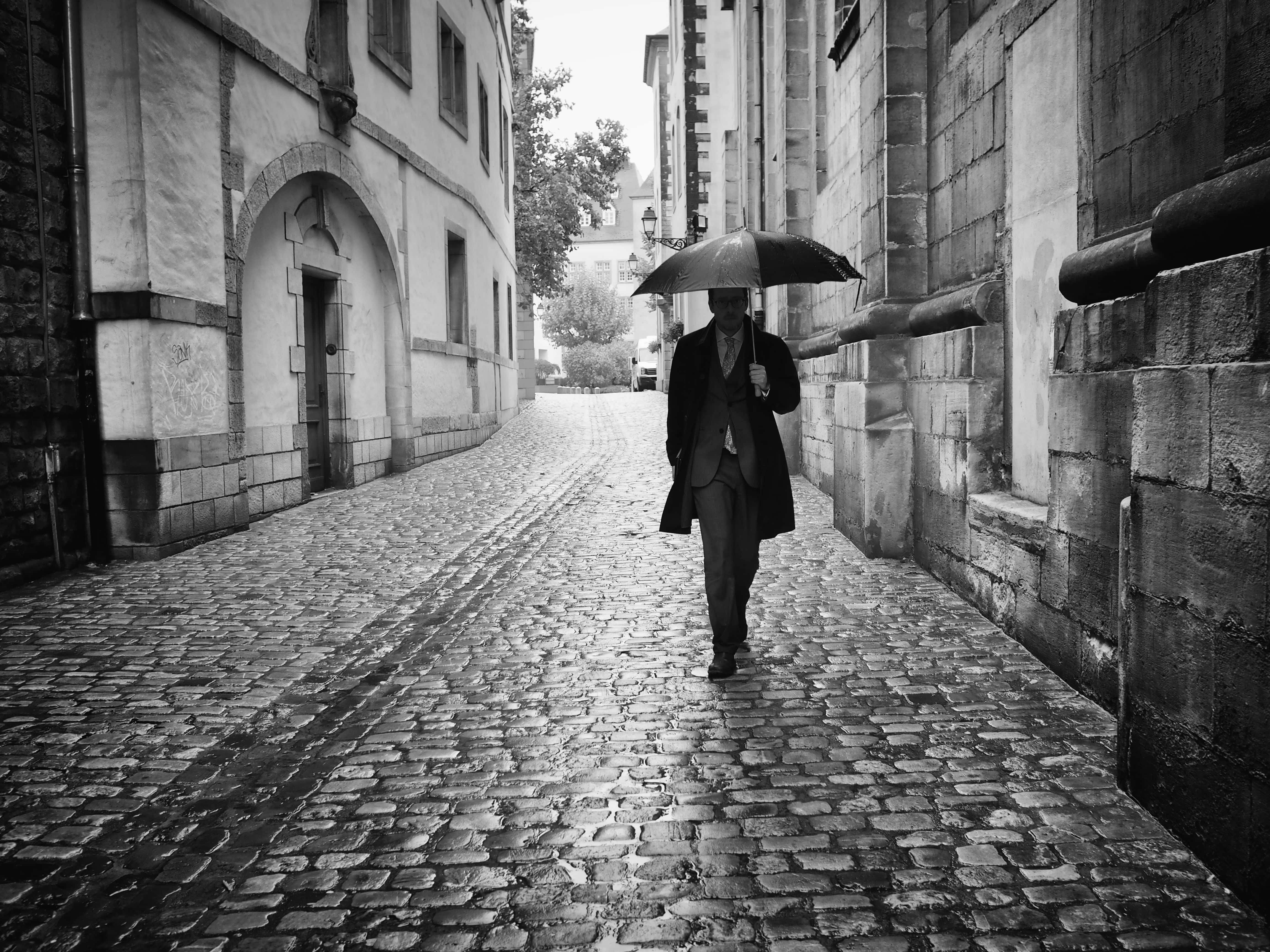 Black And White City, wet cobblestone alley, gray sky, 4K Desktop Wallpaper