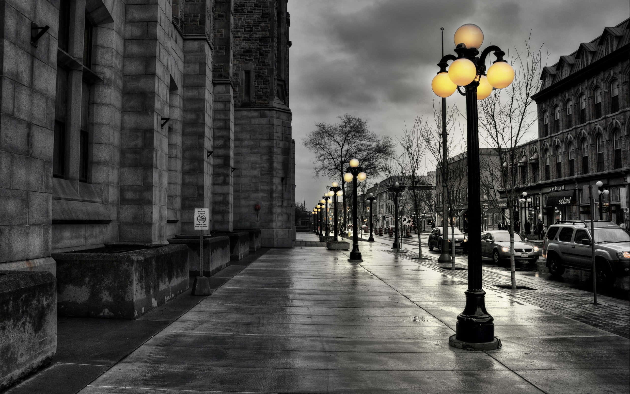 black and white city, moody urban street, dusk, 2K Desktop Wallpaper
