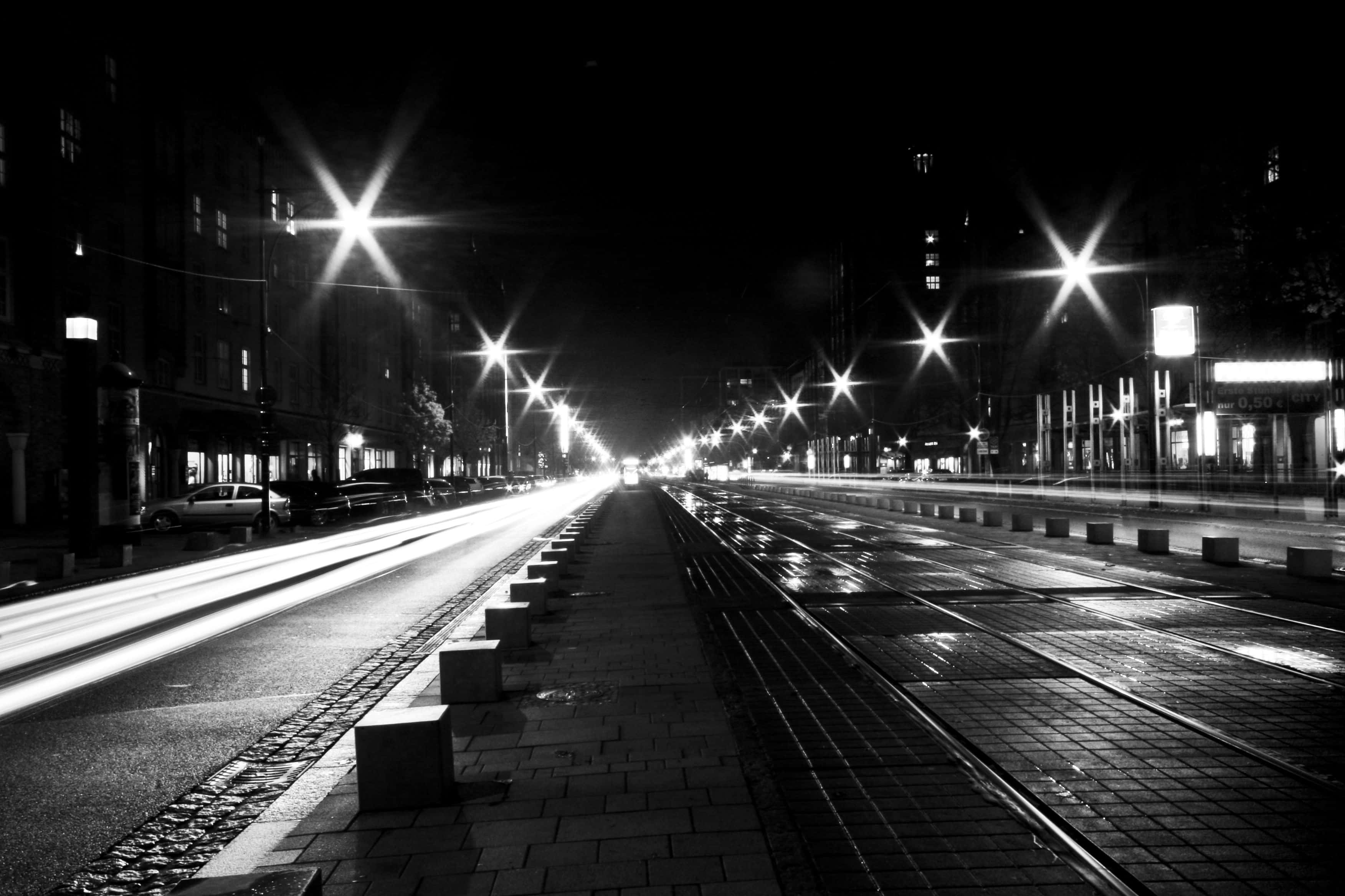 black and white street, wet city street, night, 2K Desktop Wallpaper