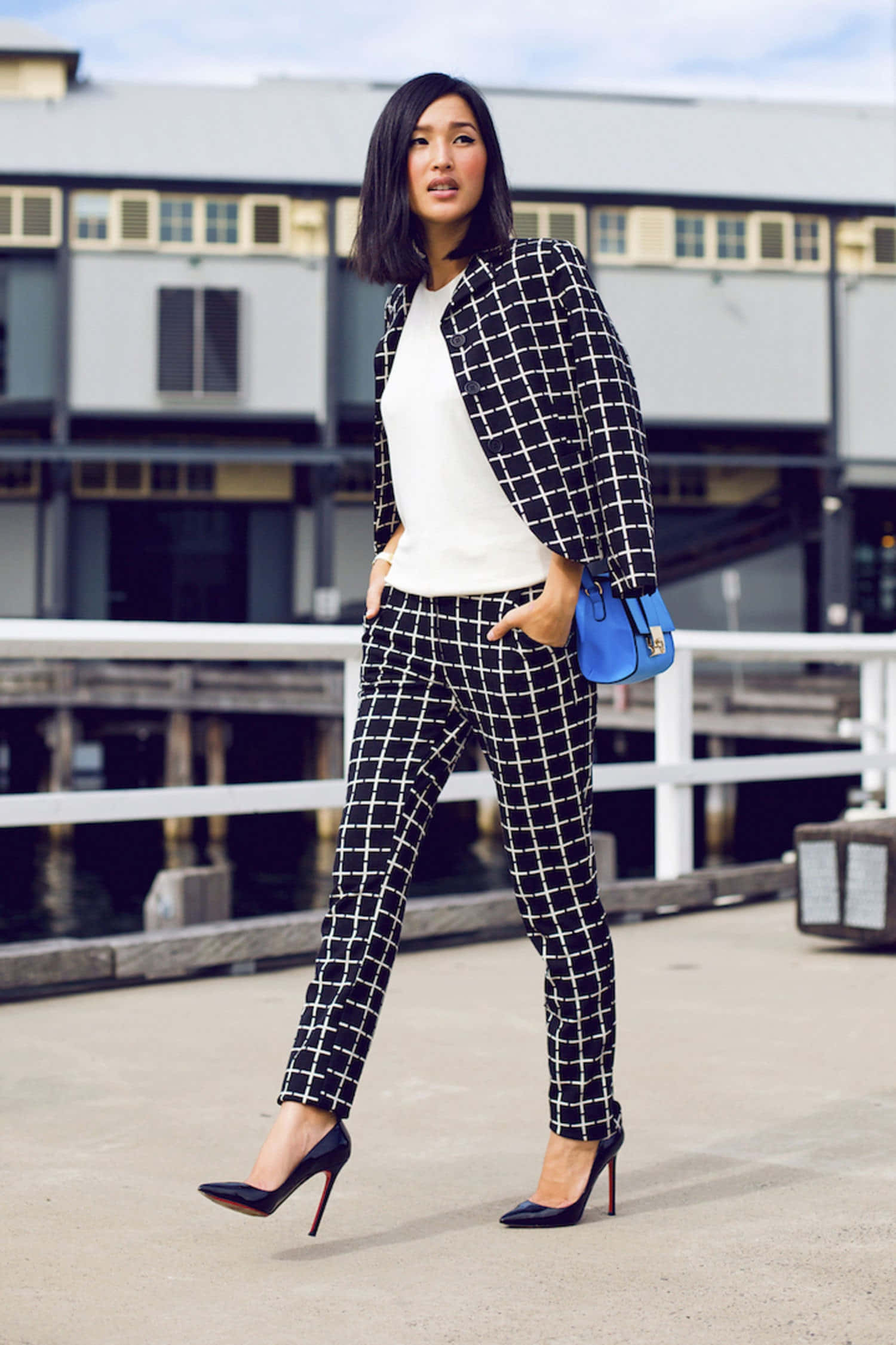 black and white checkered suit, waterfront pier, blue handbag, Full HD Phone Wallpaper