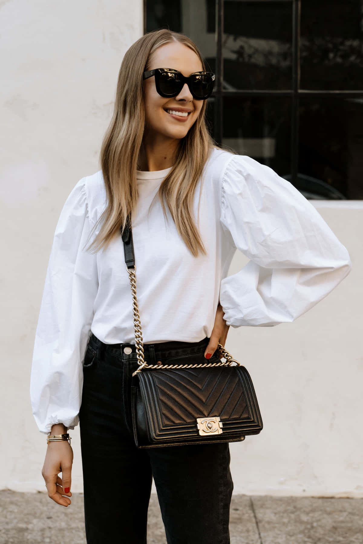 white puff-sleeve top, black jeans, black quilted chain purse, HD Phone Wallpaper