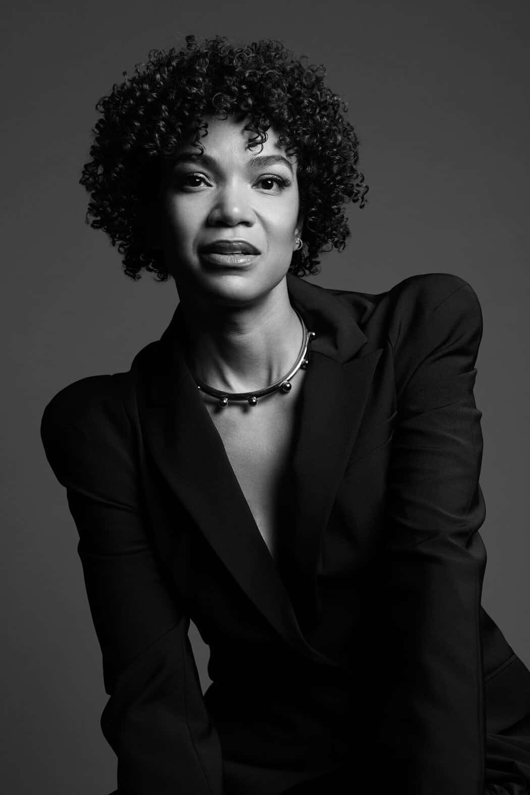 black blazer, necklace, neutral gray background, HD Phone Wallpaper