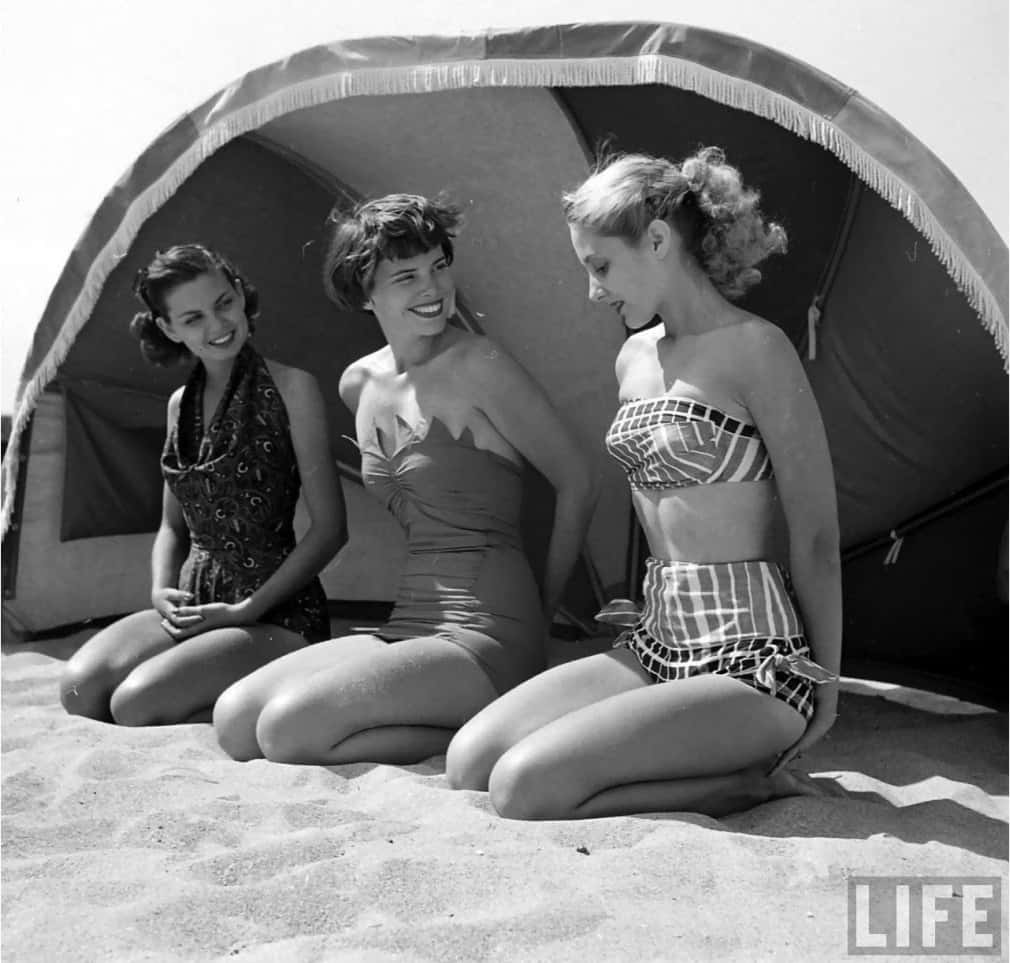 vintage swimsuits, sandy beach, fringed beach tent, SD Desktop Wallpaper