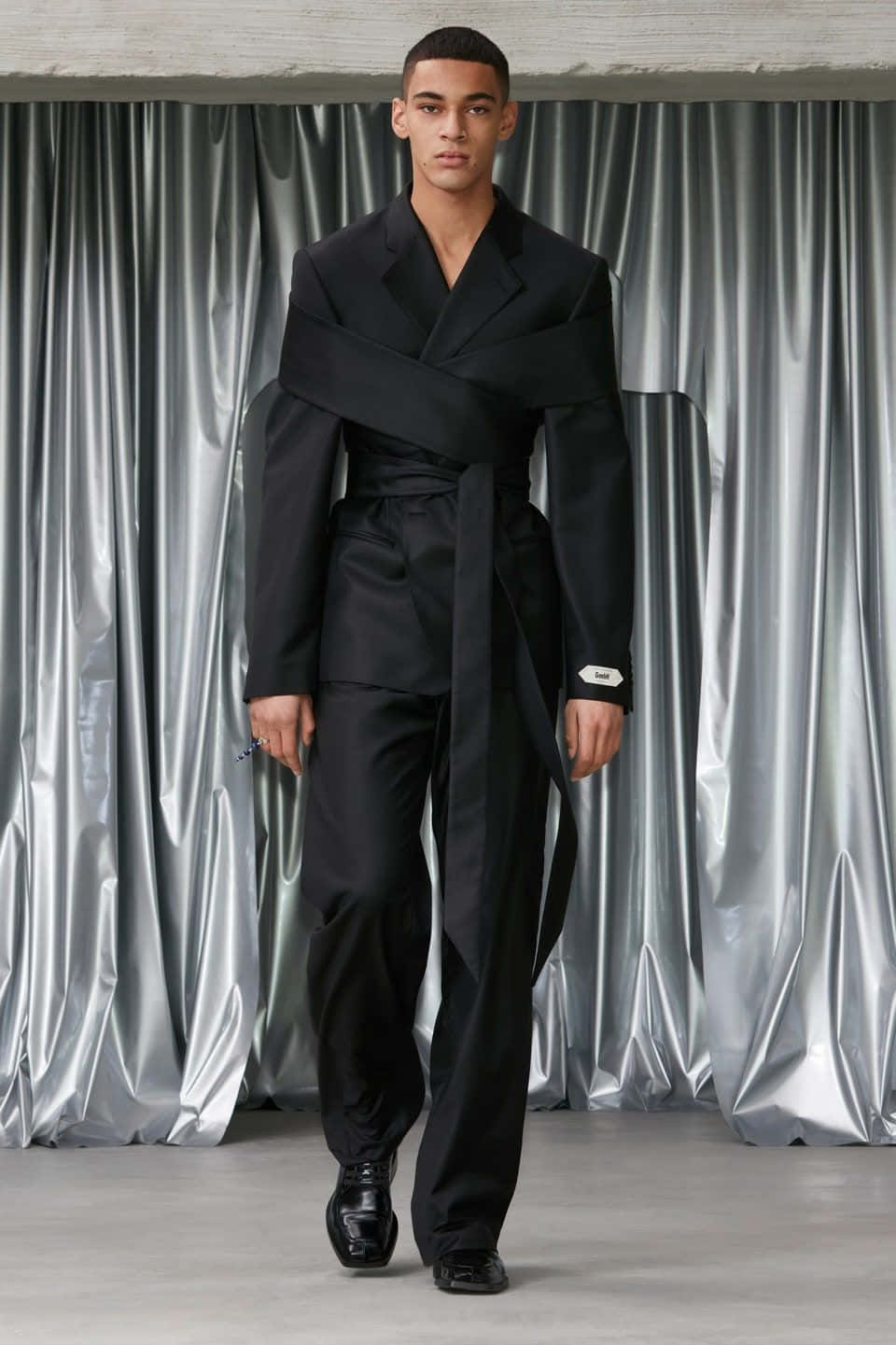 avant-garde black suit, wide belt, shimmering silver curtain, HD Phone Wallpaper