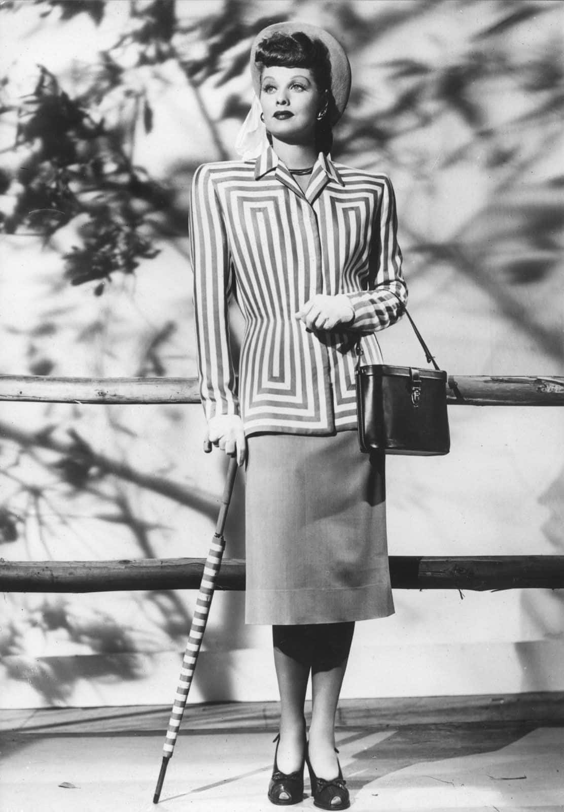 black and white fashion, geometric striped suit, matching umbrella, HD Phone Wallpaper