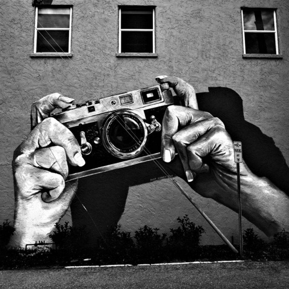 Black And White Graffiti Mural Camera, giant hands, vintage camera, SD Desktop Wallpaper
