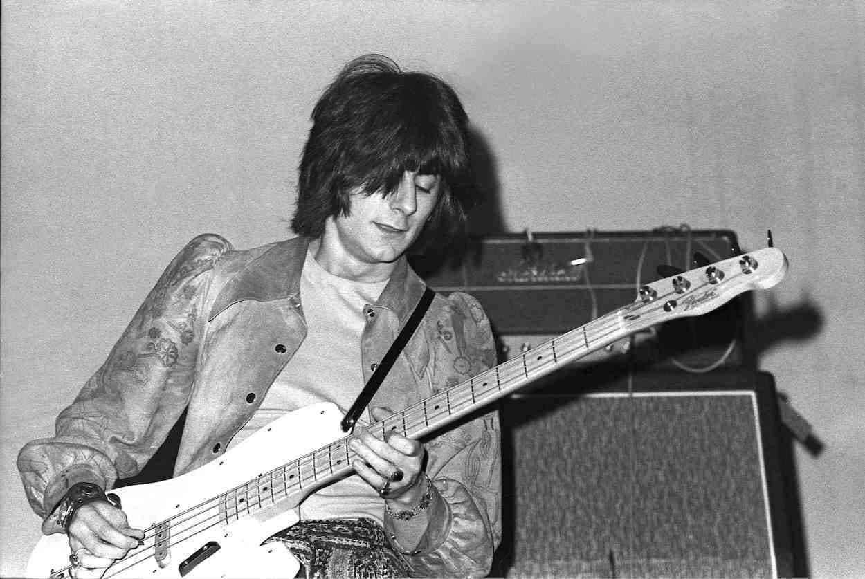 black and white photo, musician with tattoos, white electric guitar, SD Desktop Wallpaper