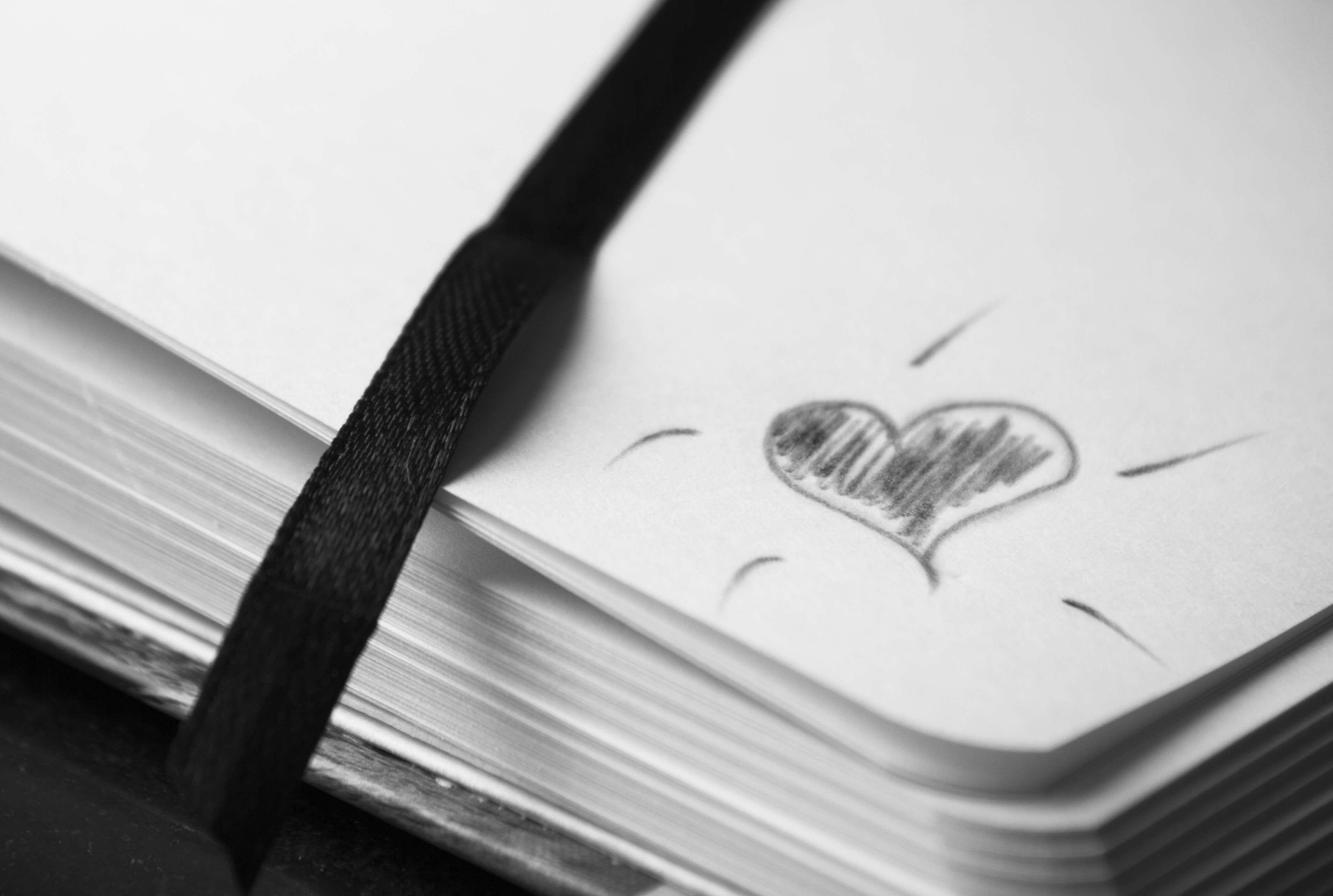 Black And White Heart, sketchbook, black elastic band, 2K Desktop Wallpaper