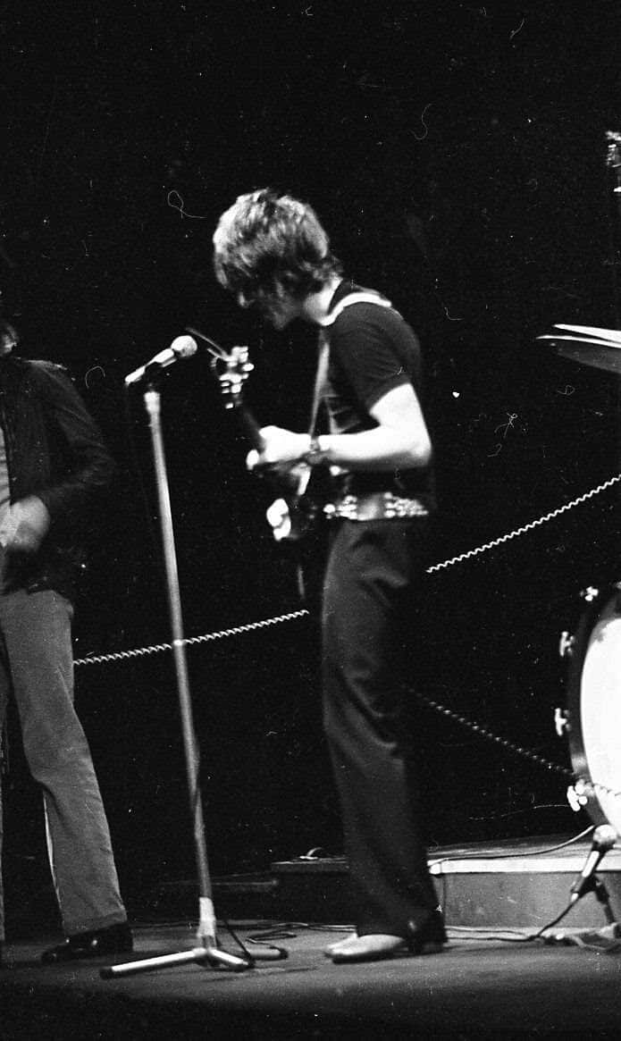 vintage rock performance, guitarist, stage, SD Phone Wallpaper