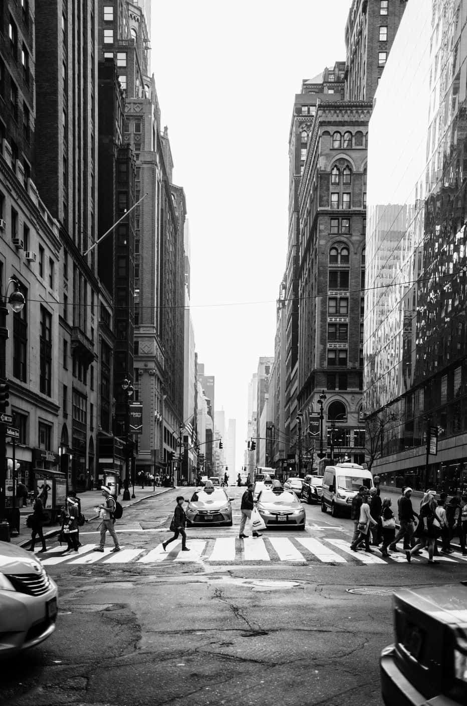 Black And White New York, urban street scene, pedestrians crossing, HD Phone Wallpaper