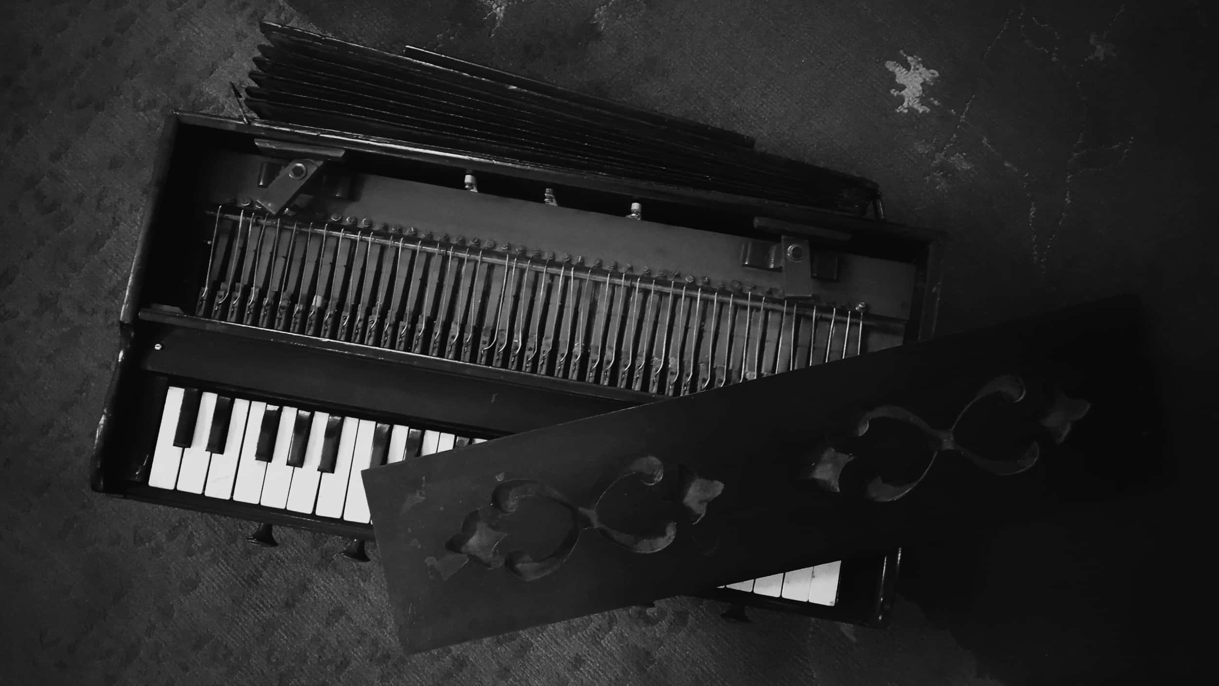 Black And White Piano, vintage keyboard instrument, textured floor, Full HD Desktop Wallpaper