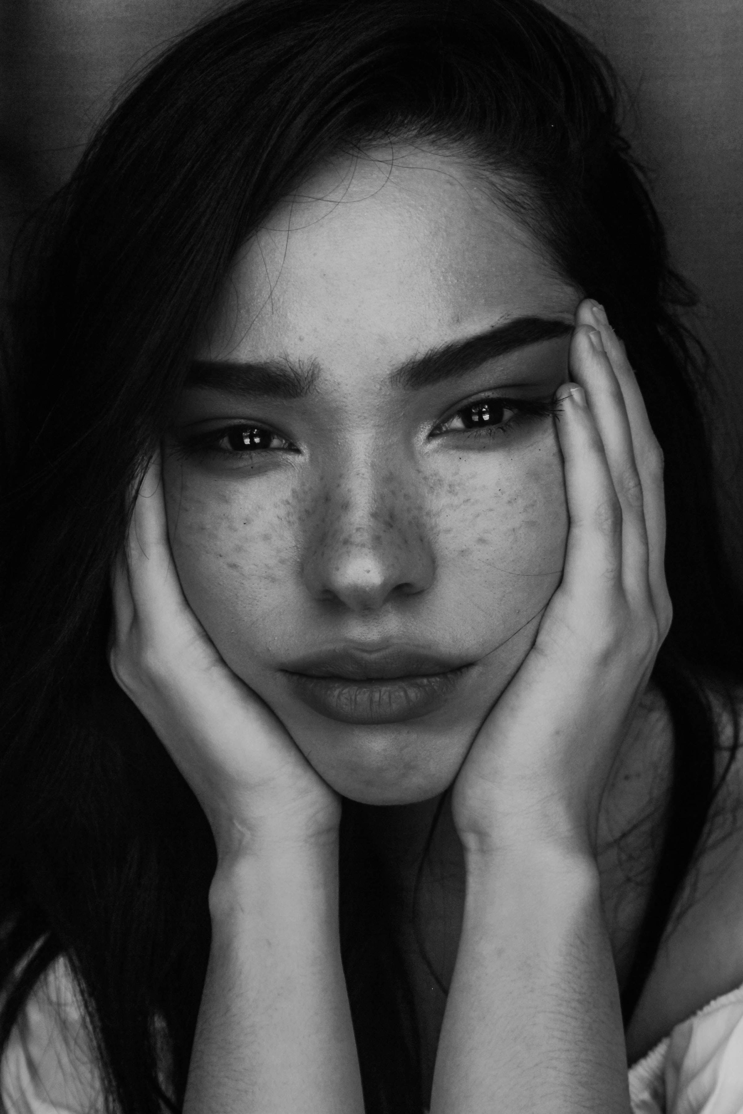 freckles, beauty, black and white portrait, 2K Phone Wallpaper