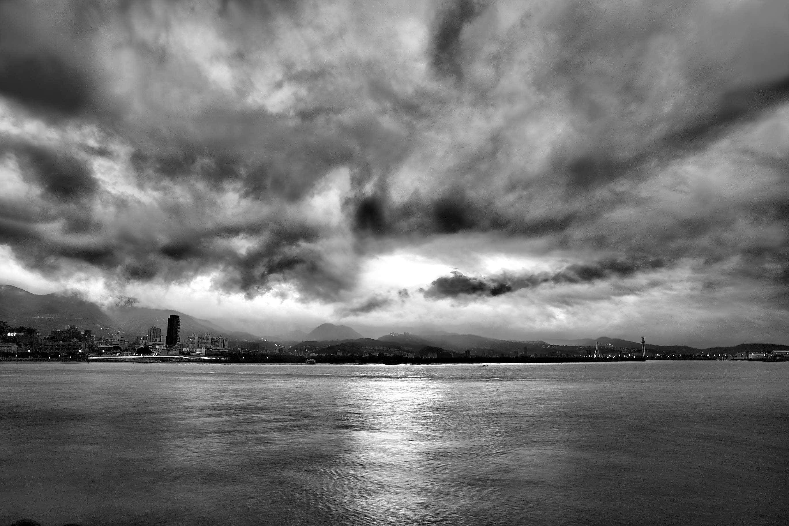 Black and White Sky, city skyline, water, 2K Desktop Wallpaper