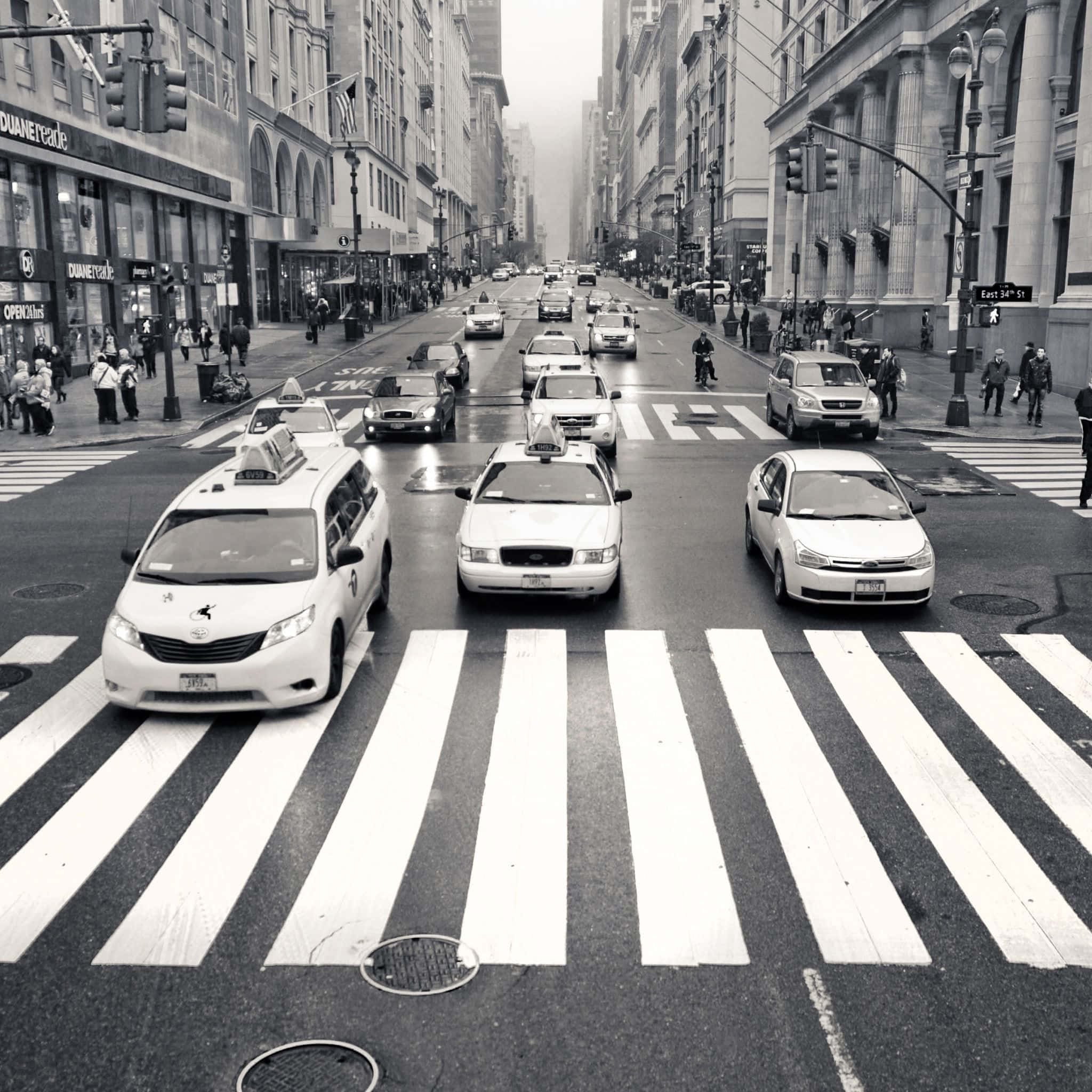 black and white street, busy city street, taxis, Full HD Desktop Wallpaper