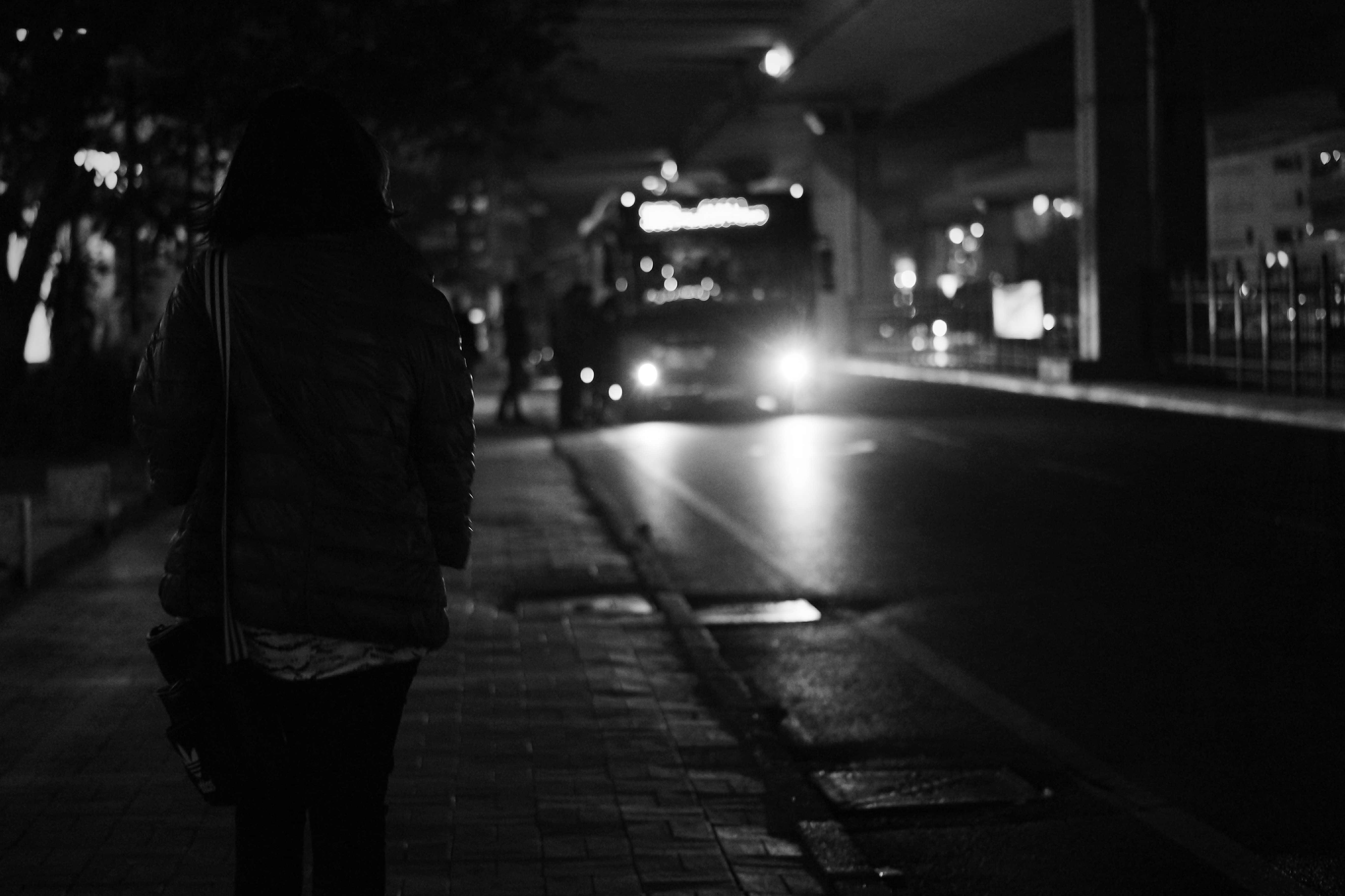 black and white street, wet city sidewalk, night, 5K Desktop Wallpaper