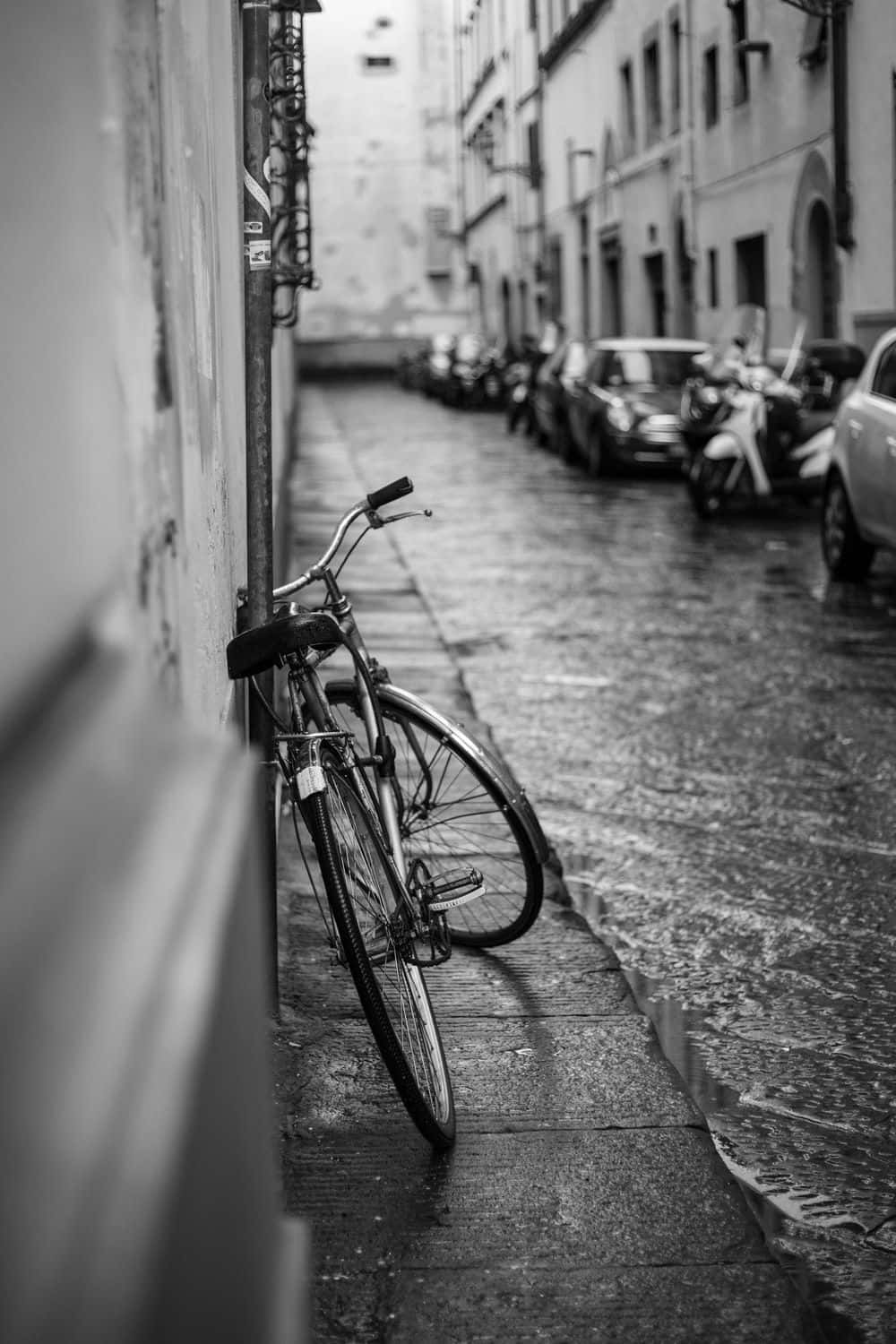 vintage bicycle, wet wall, narrow European alleyway, HD Phone Wallpaper