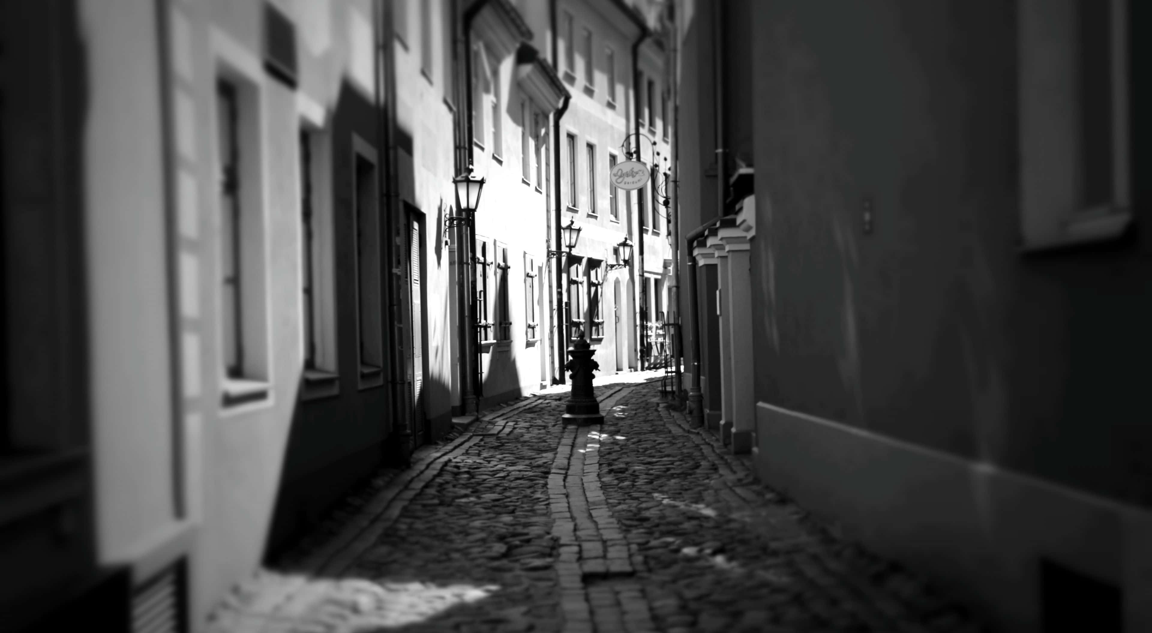black and white street, narrow cobblestone alleyway, old European buildings, 4K Desktop Wallpaper