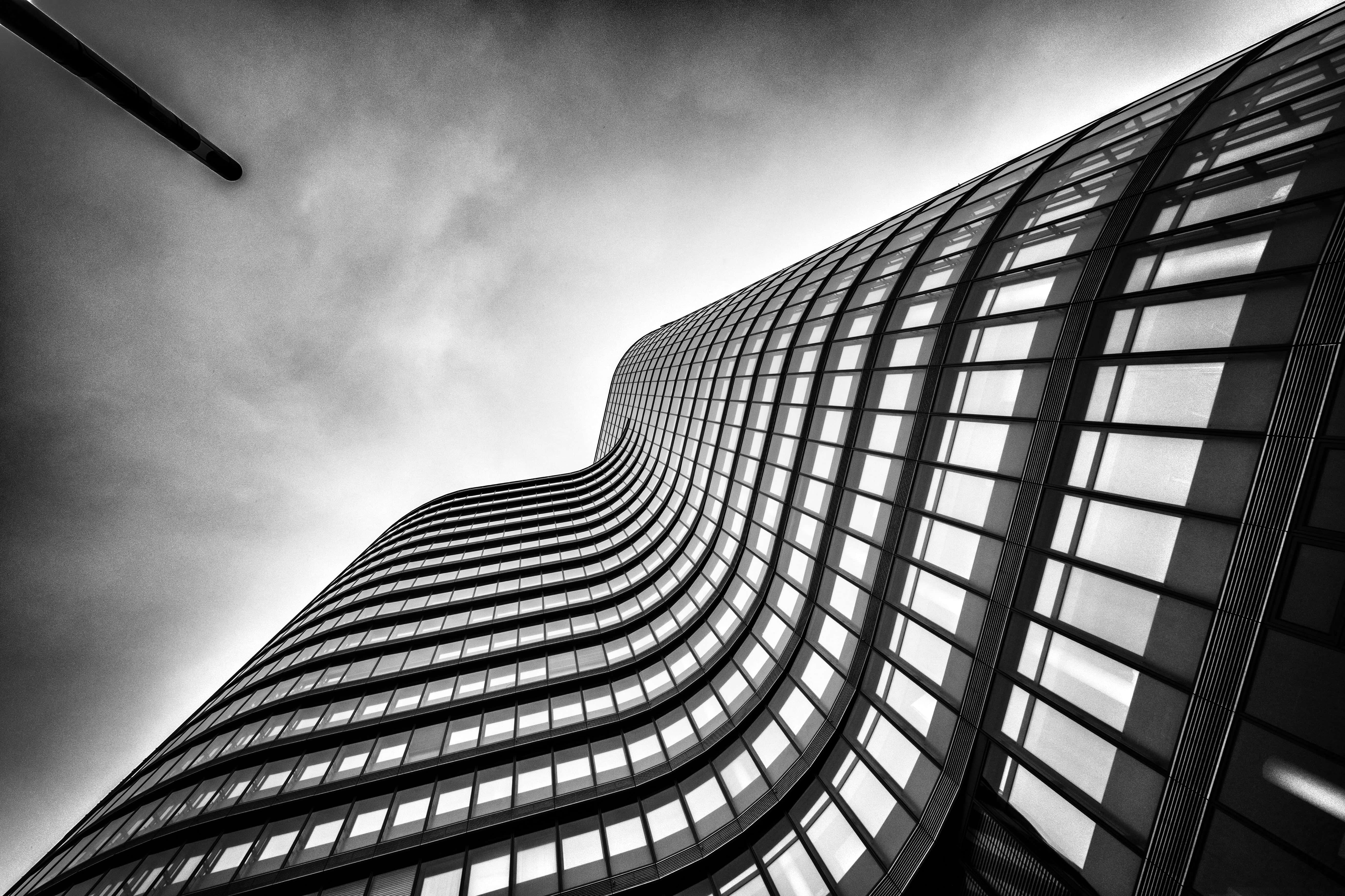 black and white city, modern curved glass skyscraper, cloudy sky, 5K Desktop Wallpaper