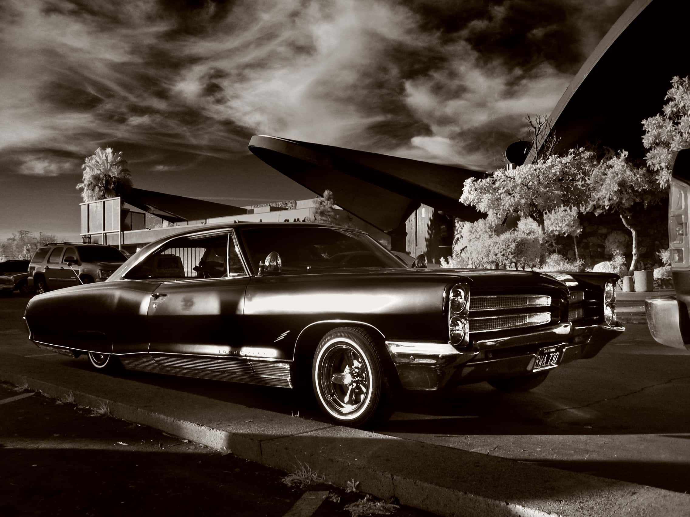 vintage muscle car, dramatic cloudy sky, modernist building, Full HD Desktop Wallpaper