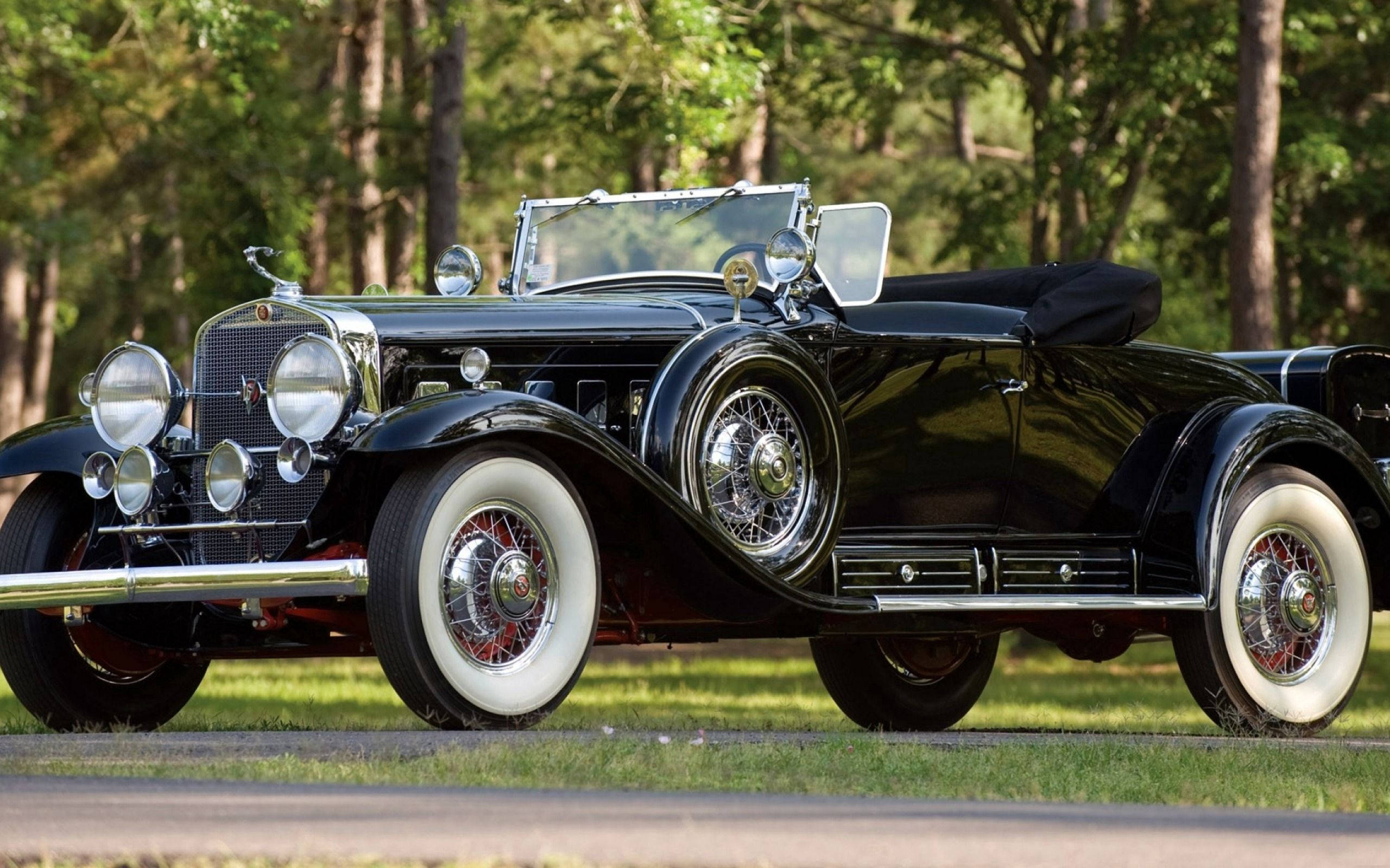 vintage Cadillac car, glossy black, white wall tires, 2K Desktop Wallpaper