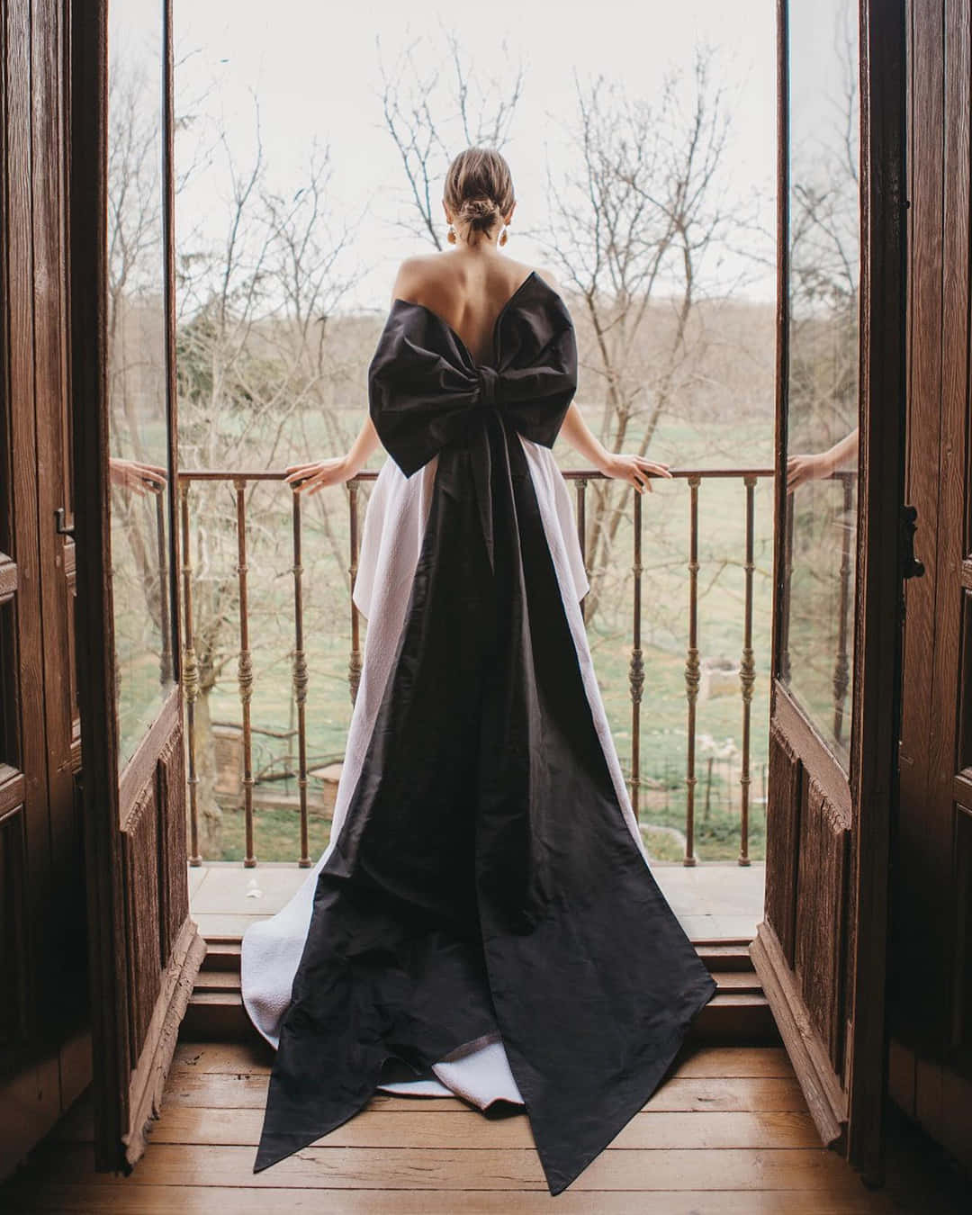 black and white wedding, black bow-tied gown, wooden balcony, HD Phone Wallpaper