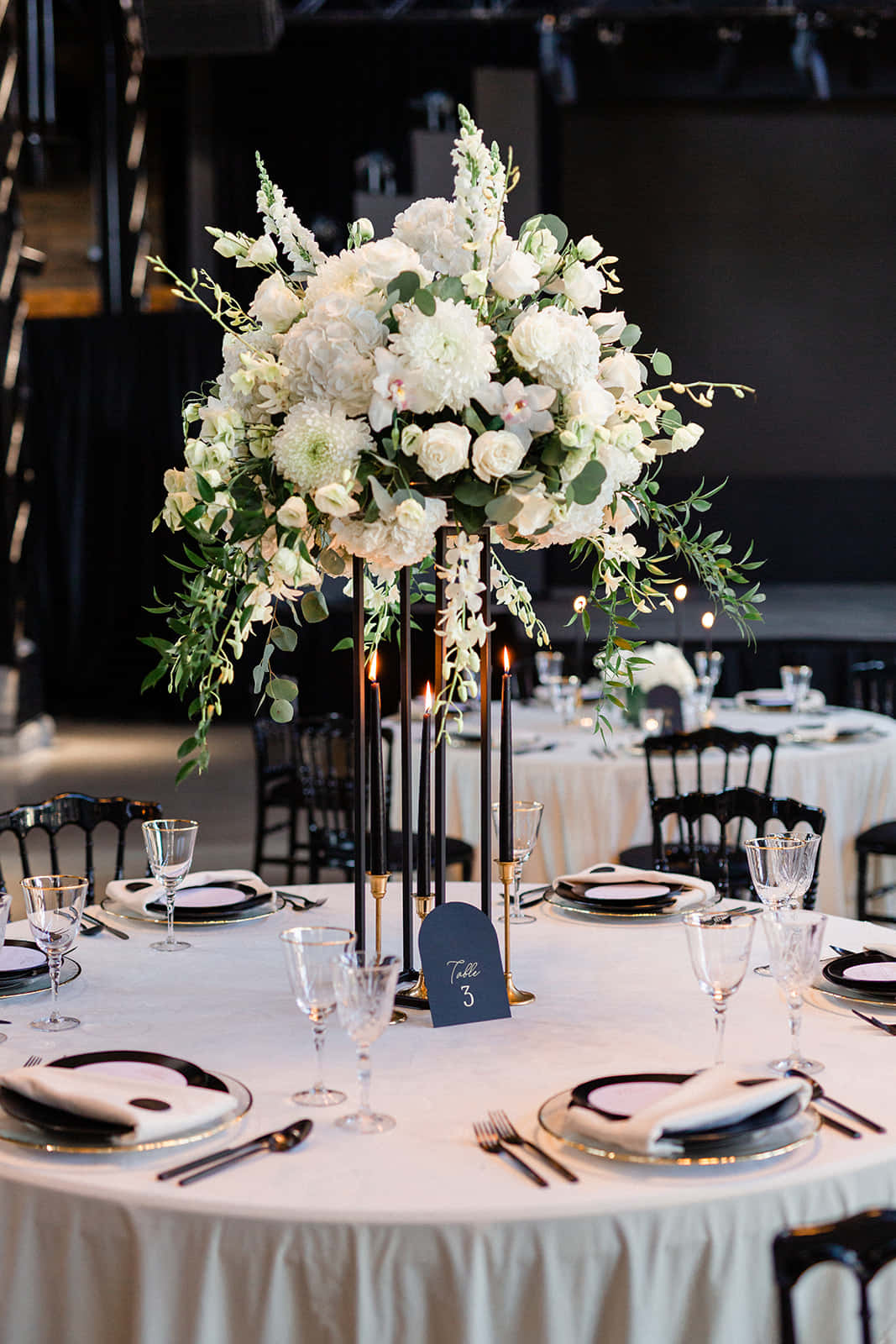 Black and White Wedding, white flowers, black candles, HD Phone Wallpaper