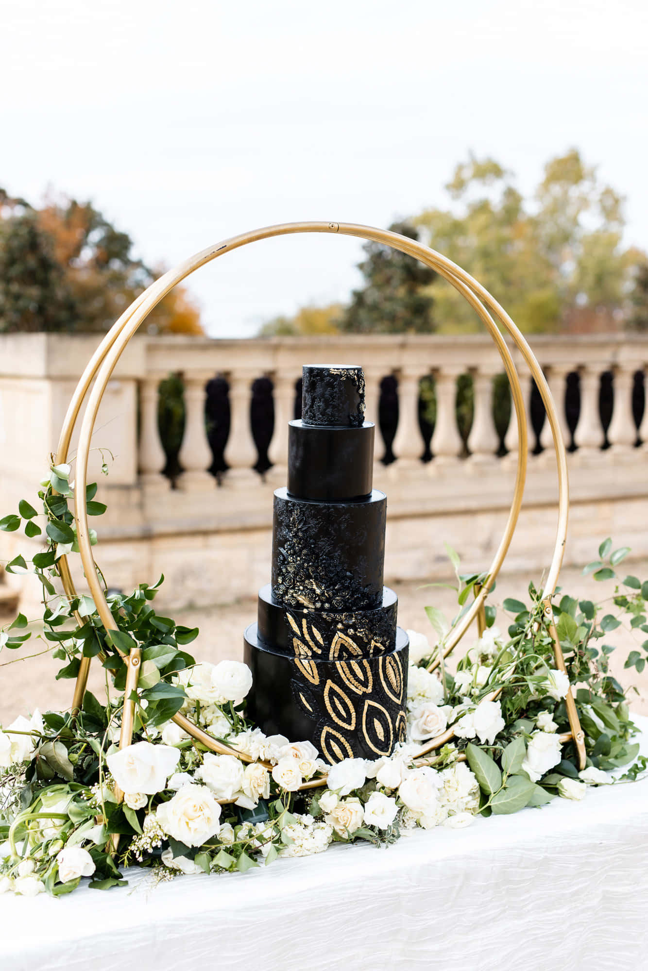 black textured wedding cake, gold leaf patterns, gold hoop, Full HD Phone Wallpaper