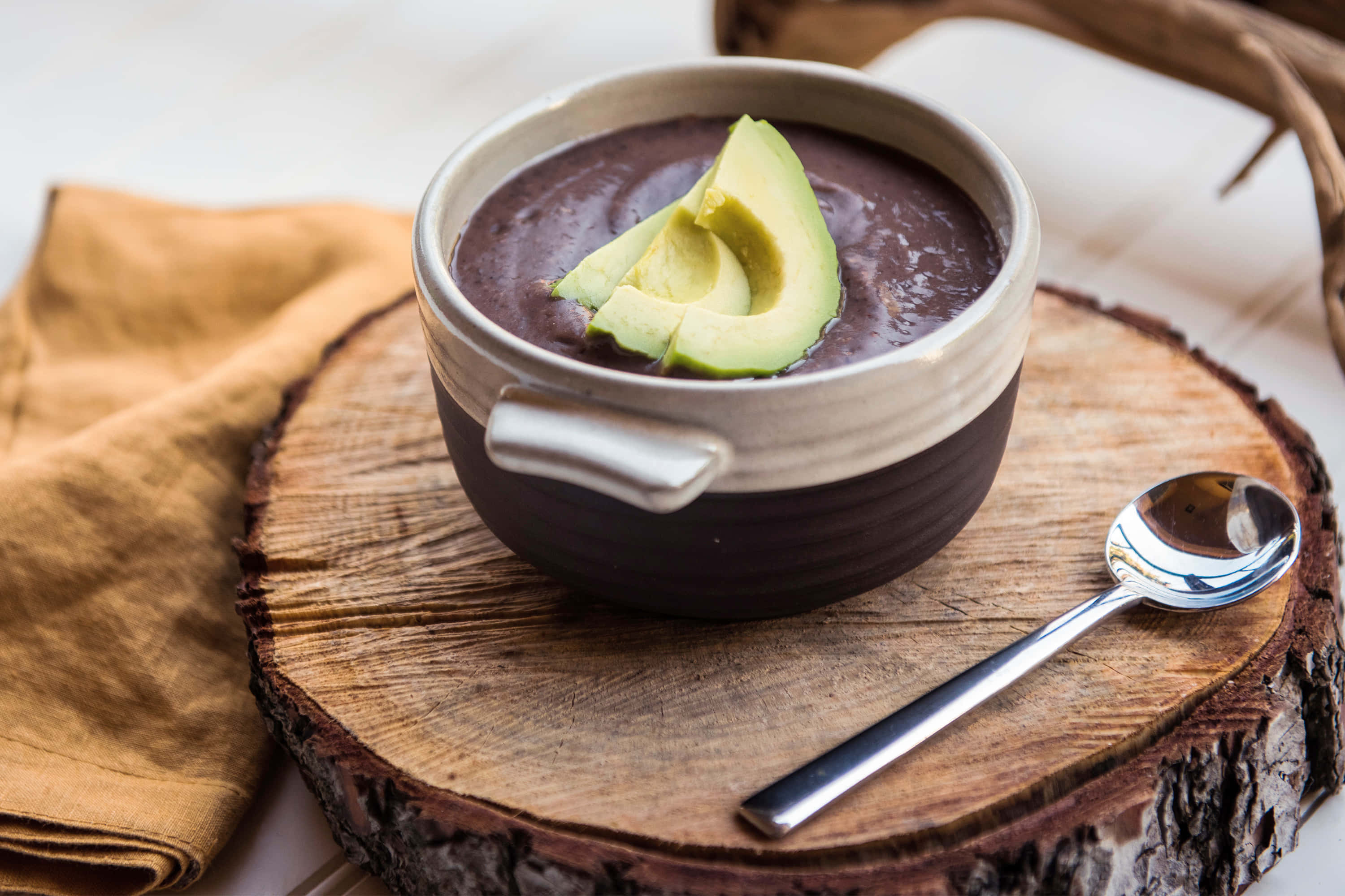Black Bean Soup, ceramic bowl, avocado slices, 2K Desktop Wallpaper