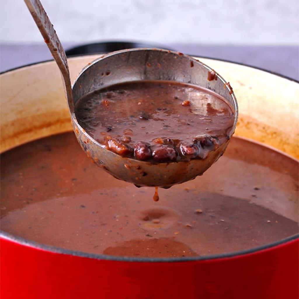 black bean soup, dark red bean stew, vibrant red enameled cast iron pot, SD Desktop Wallpaper