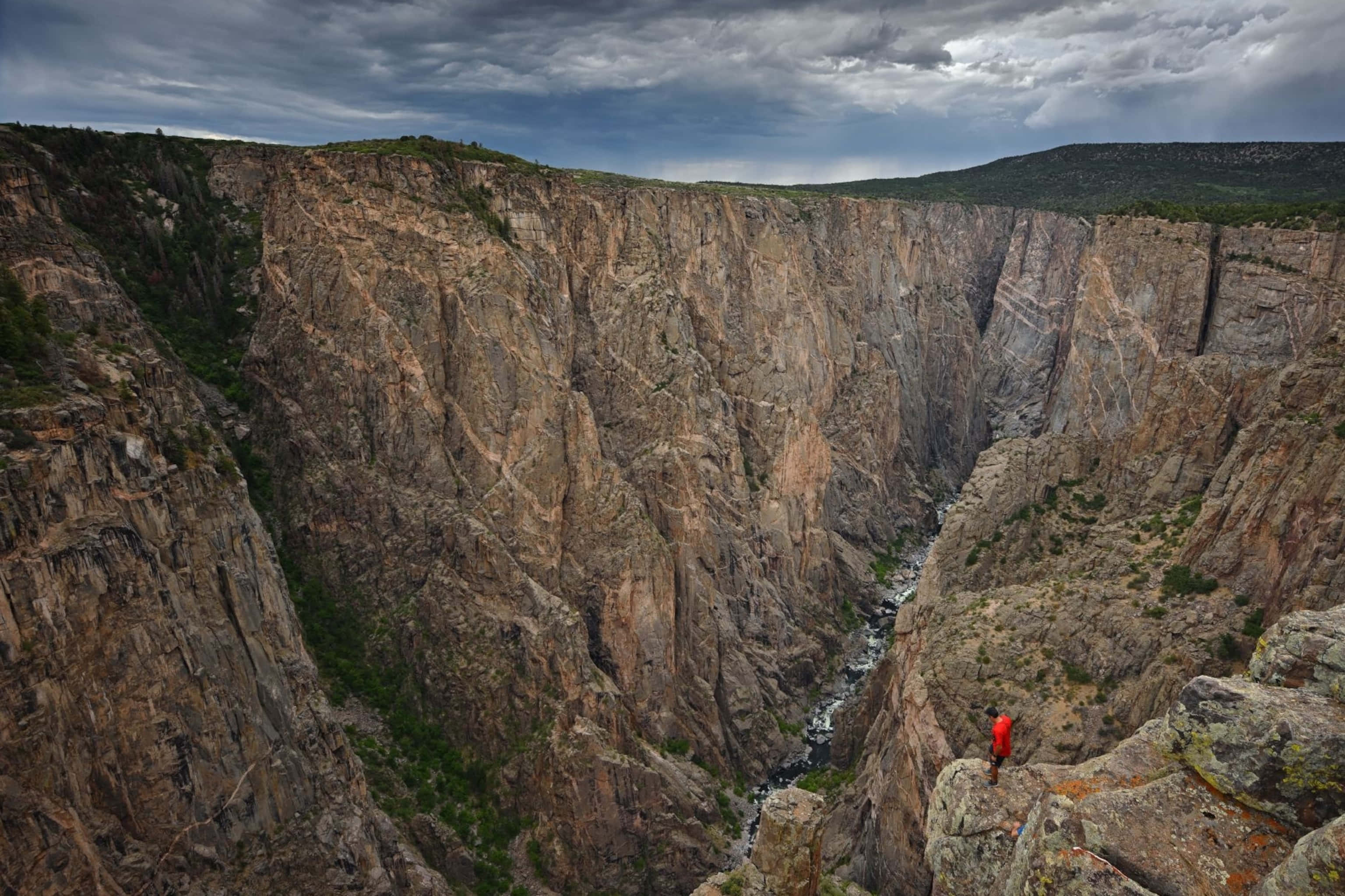 Black Canyon, red hiker, cliff edge, 2K Desktop Wallpaper