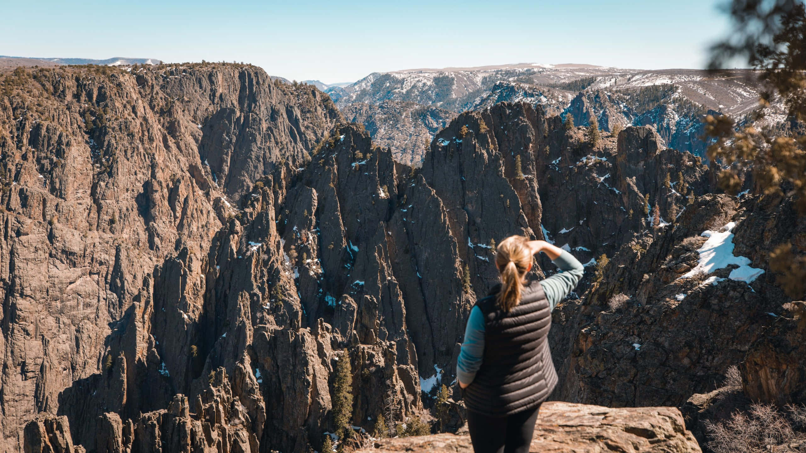Black Canyon, rocky cliff edge, snow-dusted peaks, 2K Desktop Wallpaper